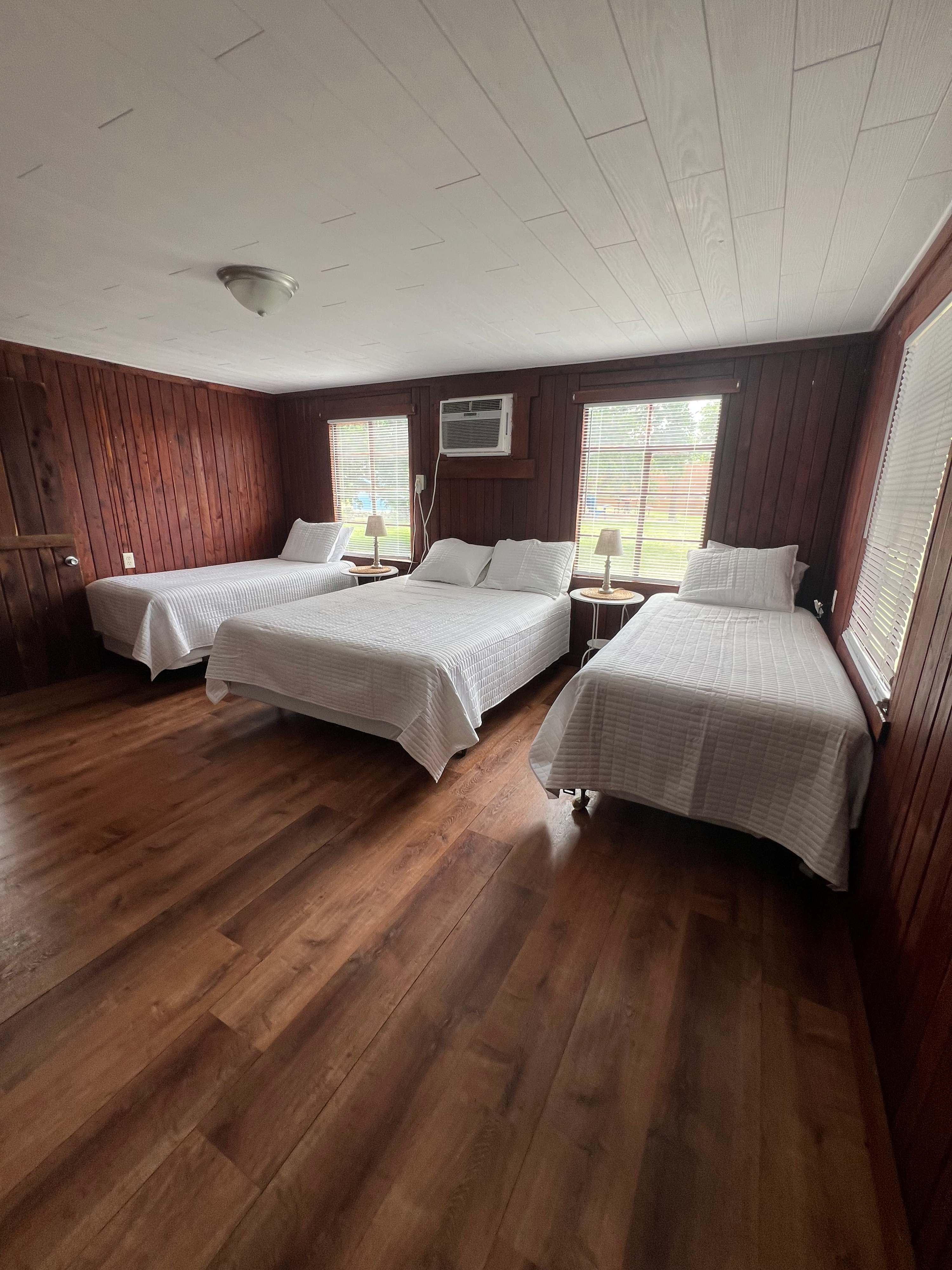 Lakeside Log Cabin for 8, Pool, Game Room, Fishing