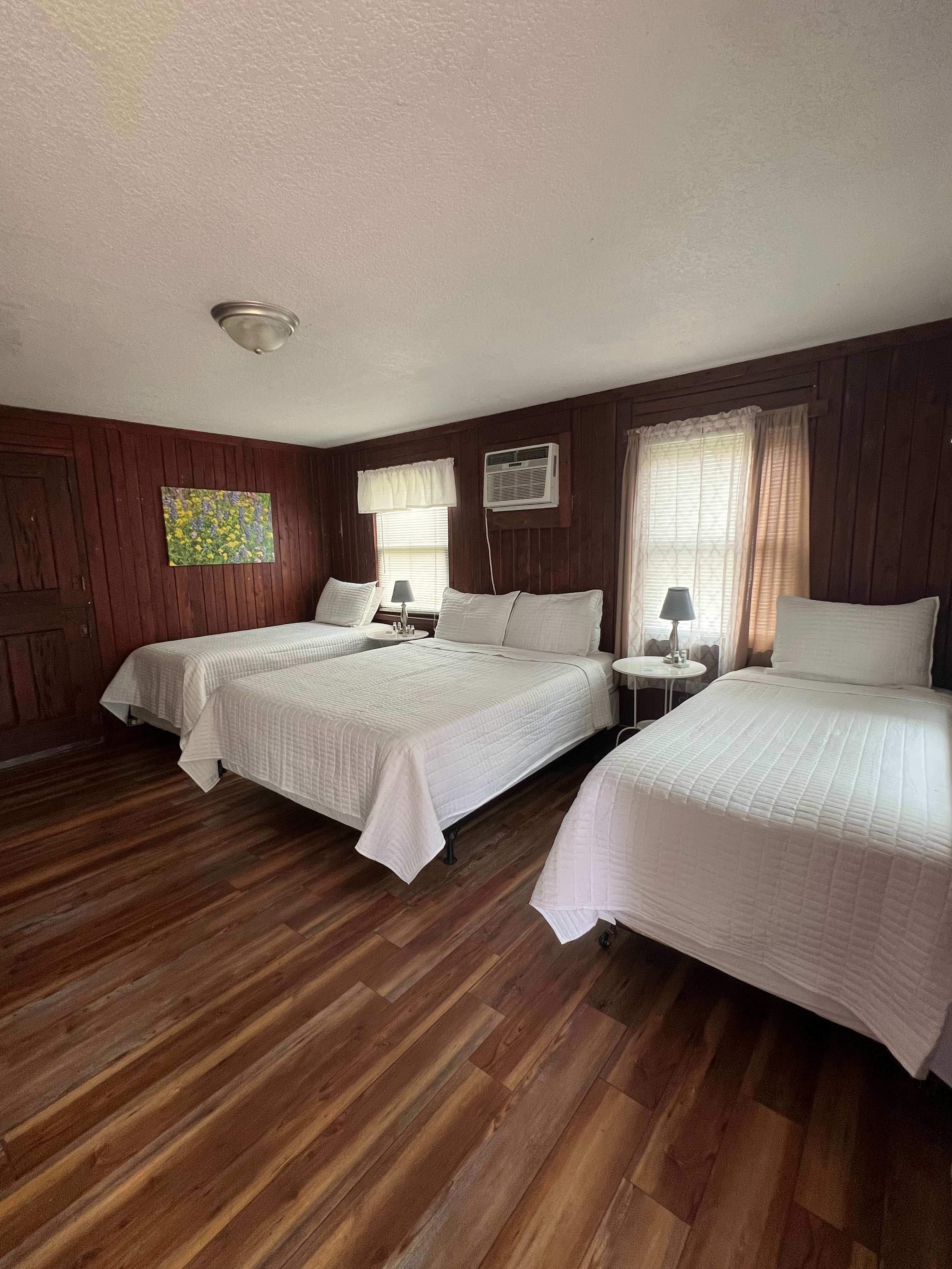 1BR Cabin/Pool/Game Room/Lake 4 min Walk