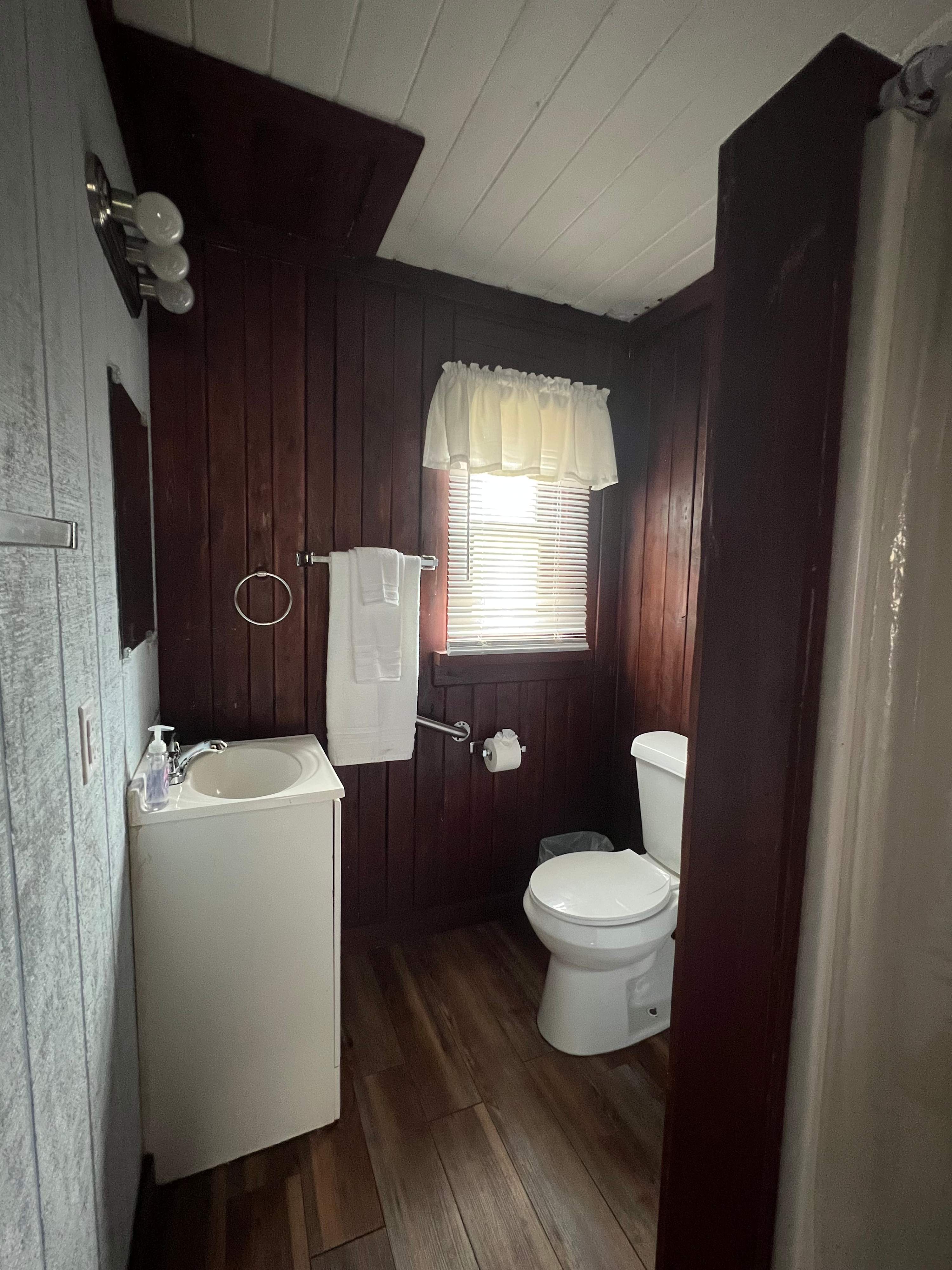 1BR Cabin/Pool/Game Room/Lake 4 min Walk