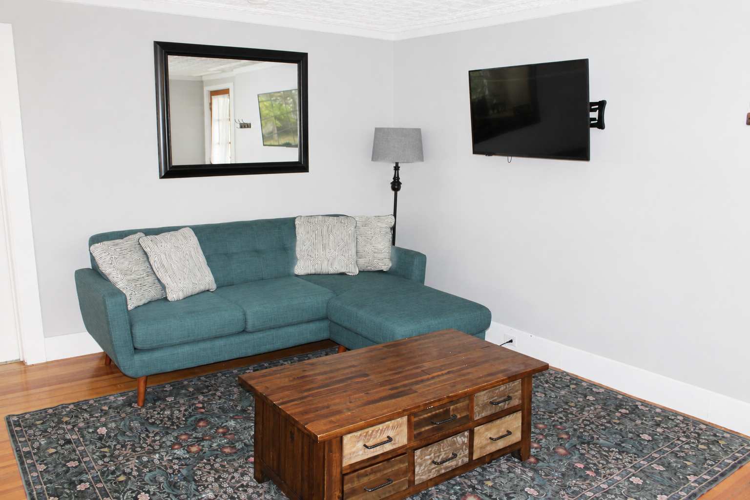 Cozy 2BR Getaway Steps from Lake Winnipesaukee