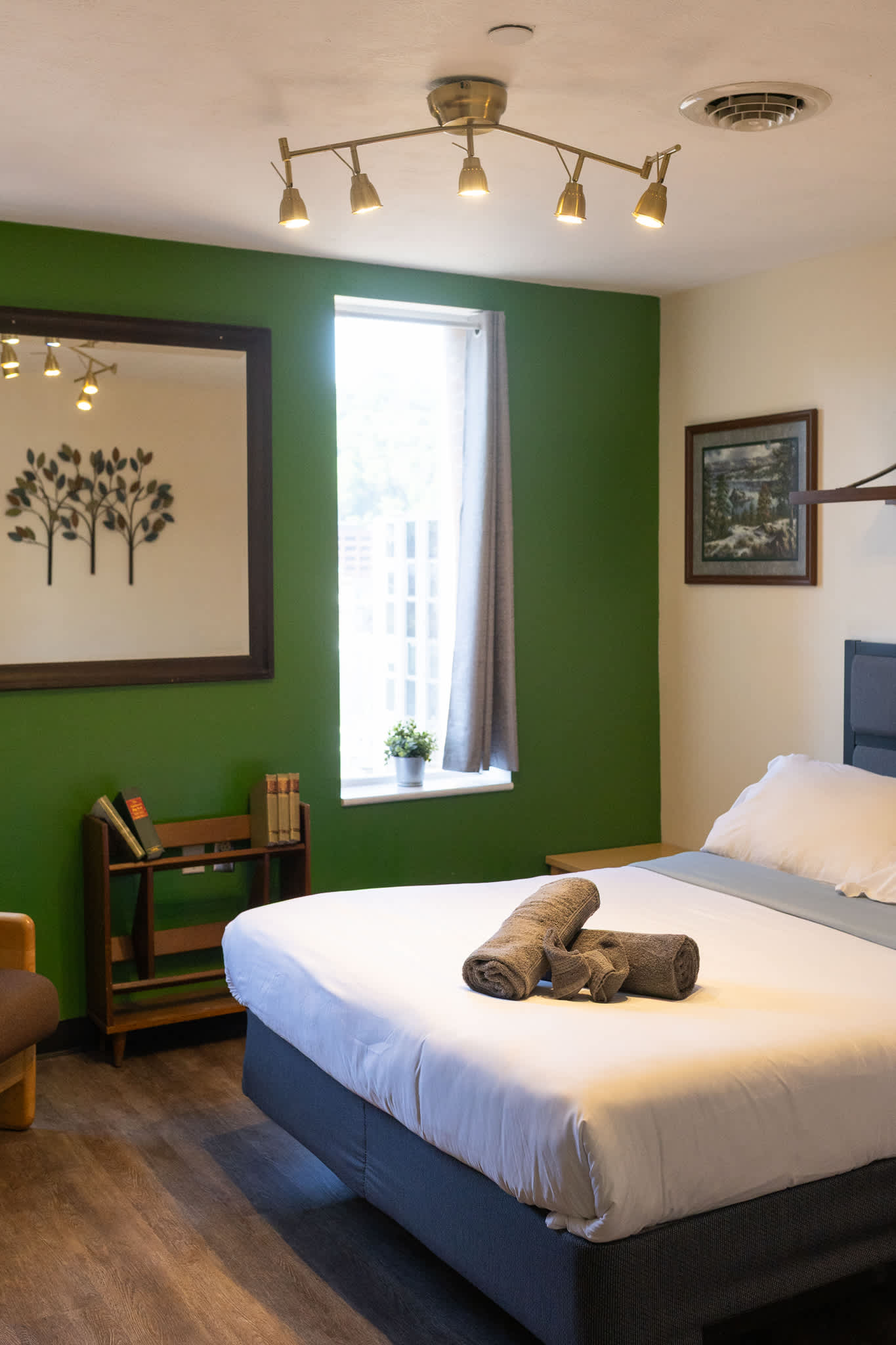 Downtown Apt | Queen Bed + 60” Smart TV