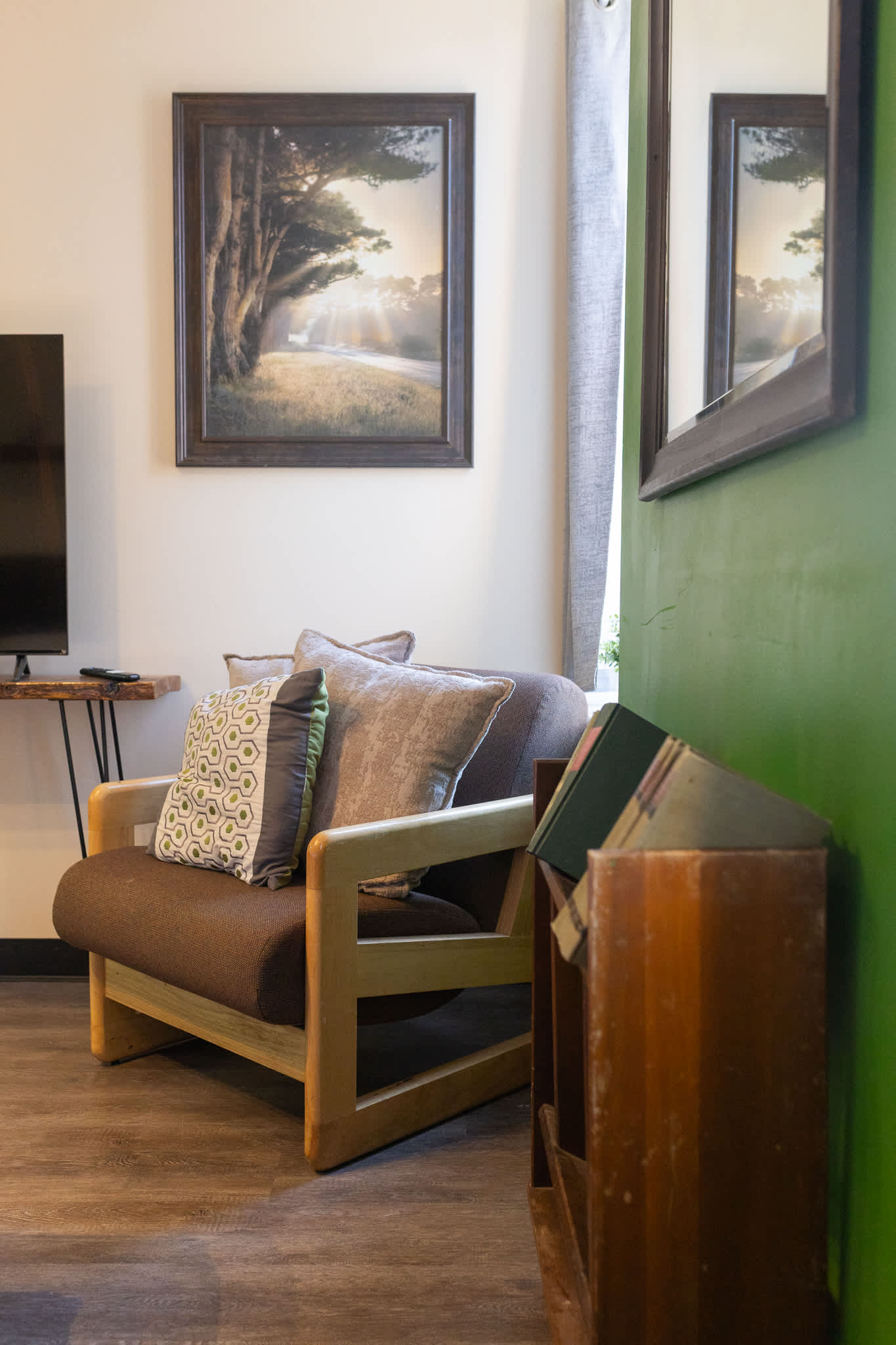 Downtown Apt | Queen Bed + 60” Smart TV