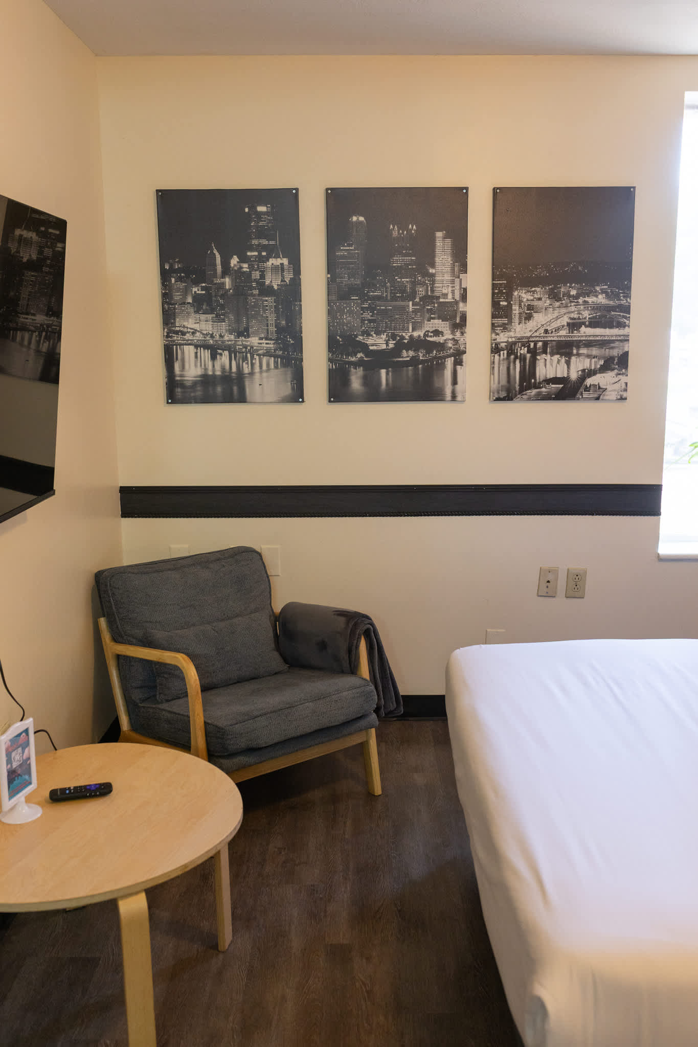 Downtown Studio Retreat | Queen Bed + 55” Smart TV + River Views