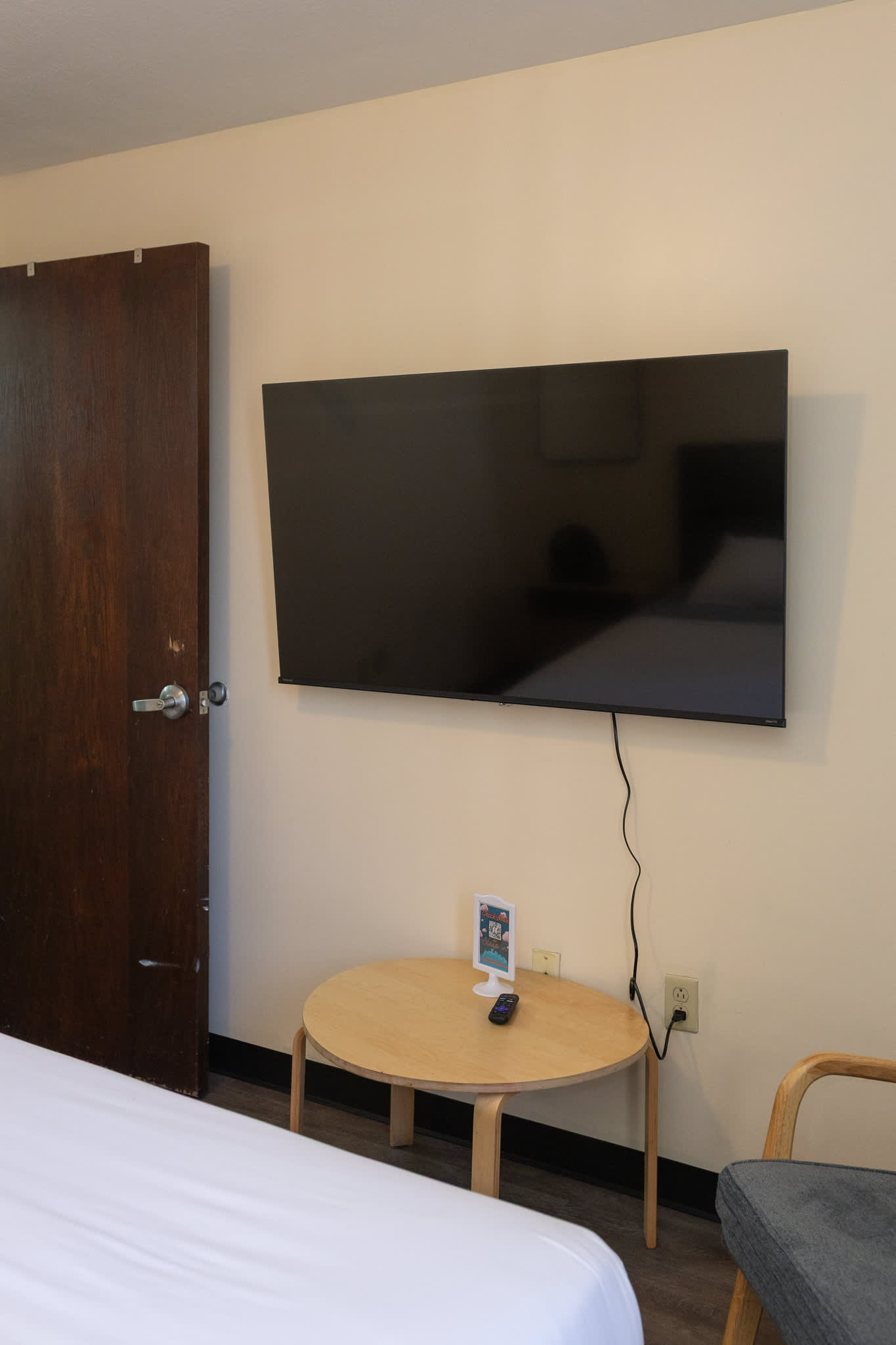 Downtown Studio Retreat | Queen Bed + 55” Smart TV + River Views