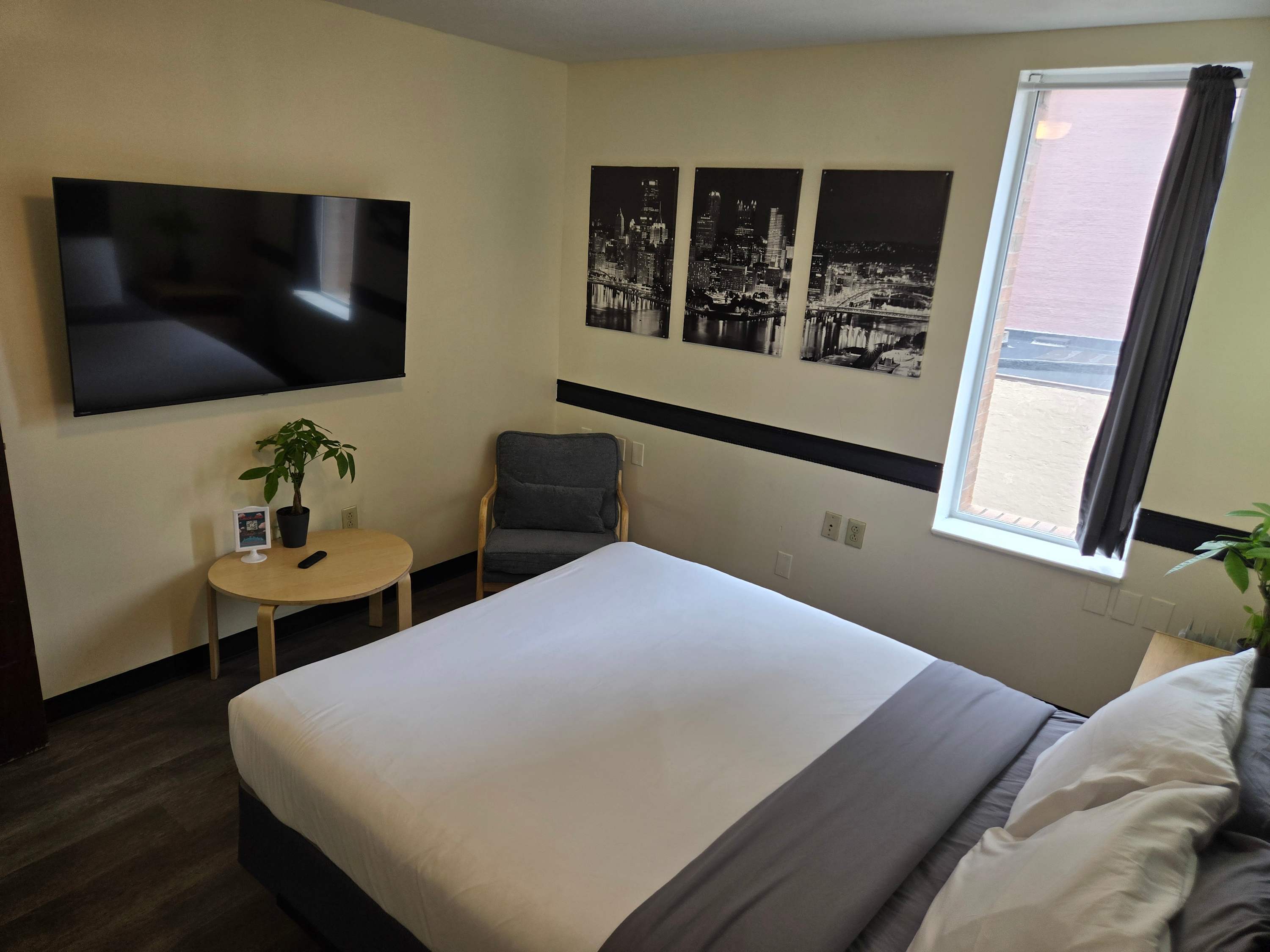 Downtown Studio Retreat | Queen Bed + 55” Smart TV + River Views