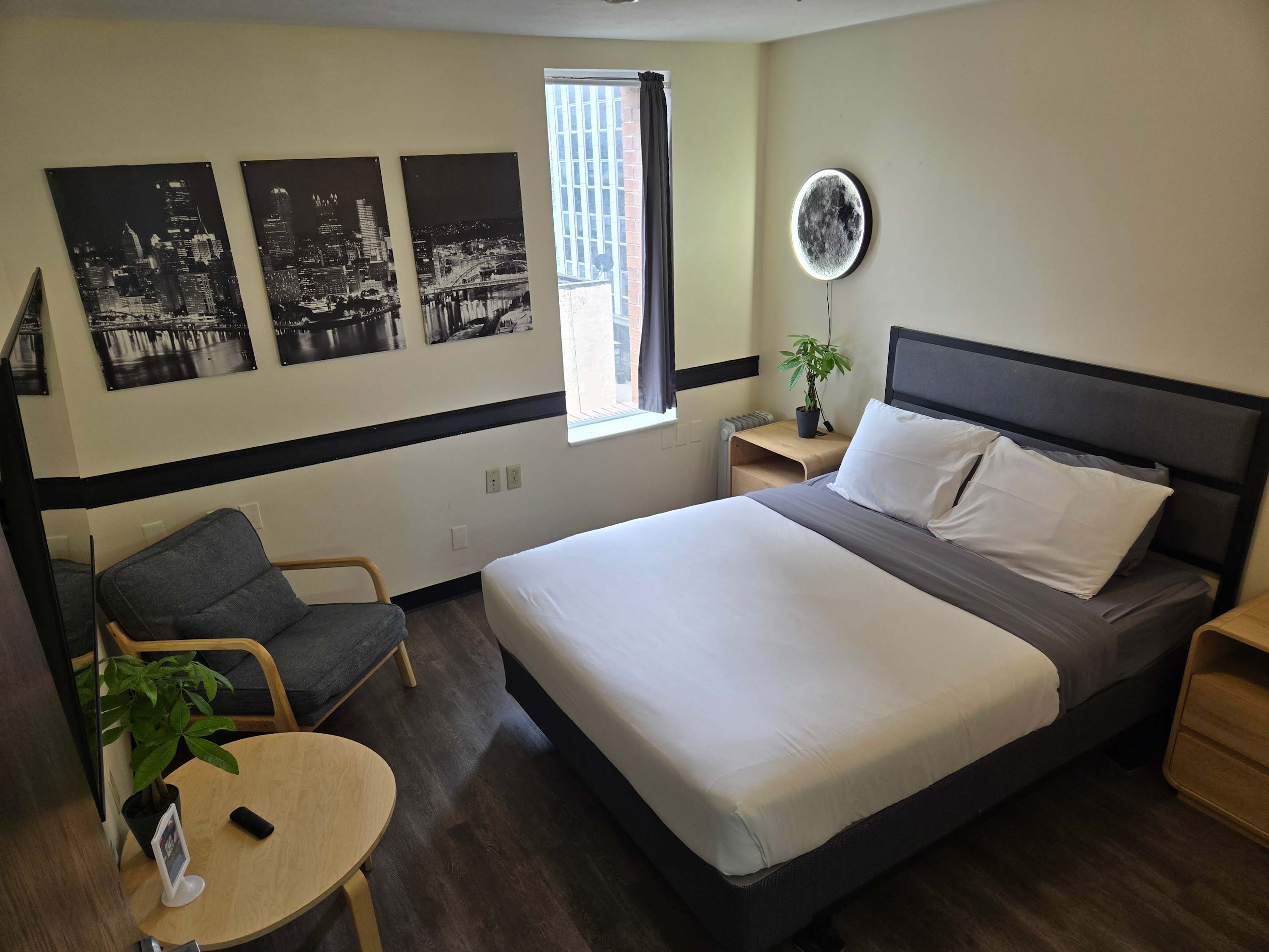 Downtown Studio Retreat | Queen Bed + 55” Smart TV + River Views
