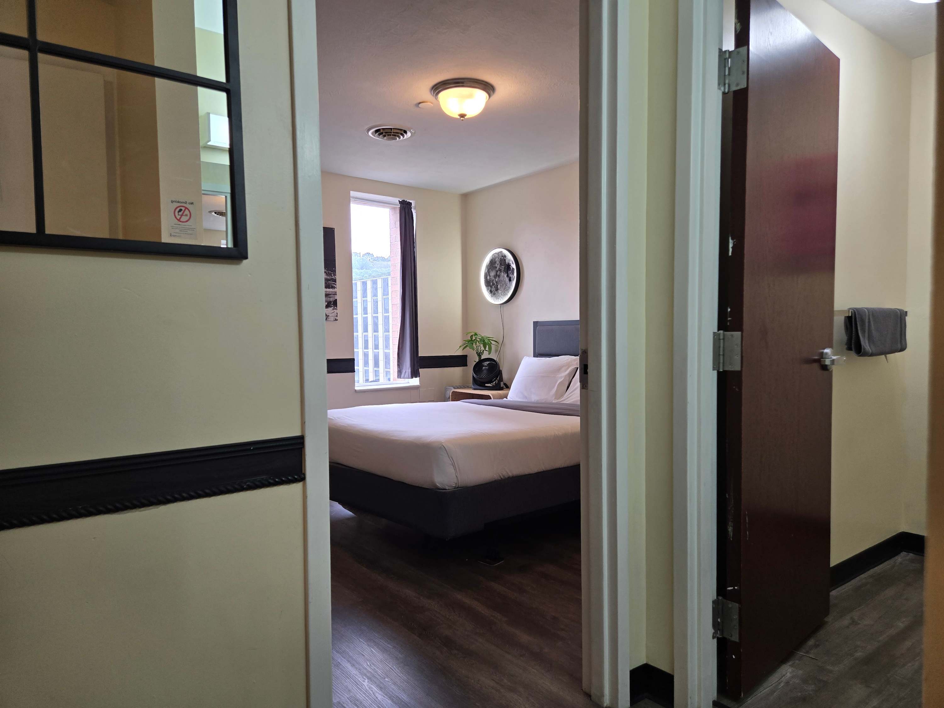 Downtown Studio Retreat | Queen Bed + 55” Smart TV + River Views 6