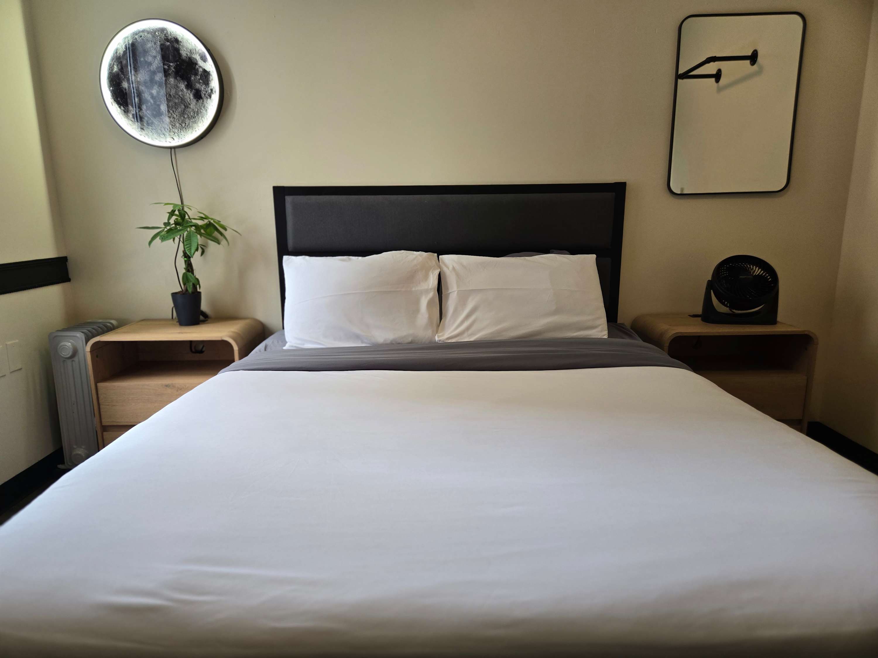 Downtown Studio Retreat | Queen Bed + 55” Smart TV + River Views