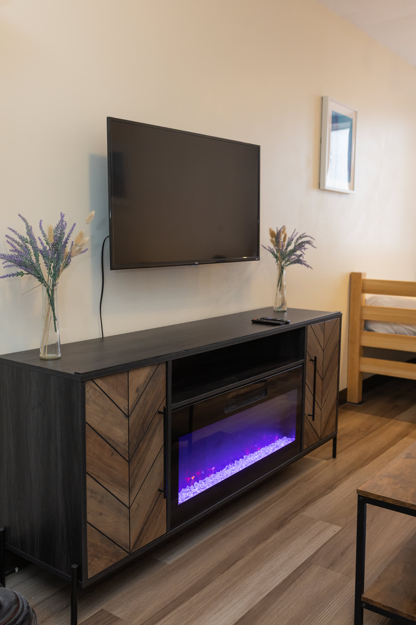 Downtown Pittsburgh Apt | 60” TV + Walk to PPG & Convention Center