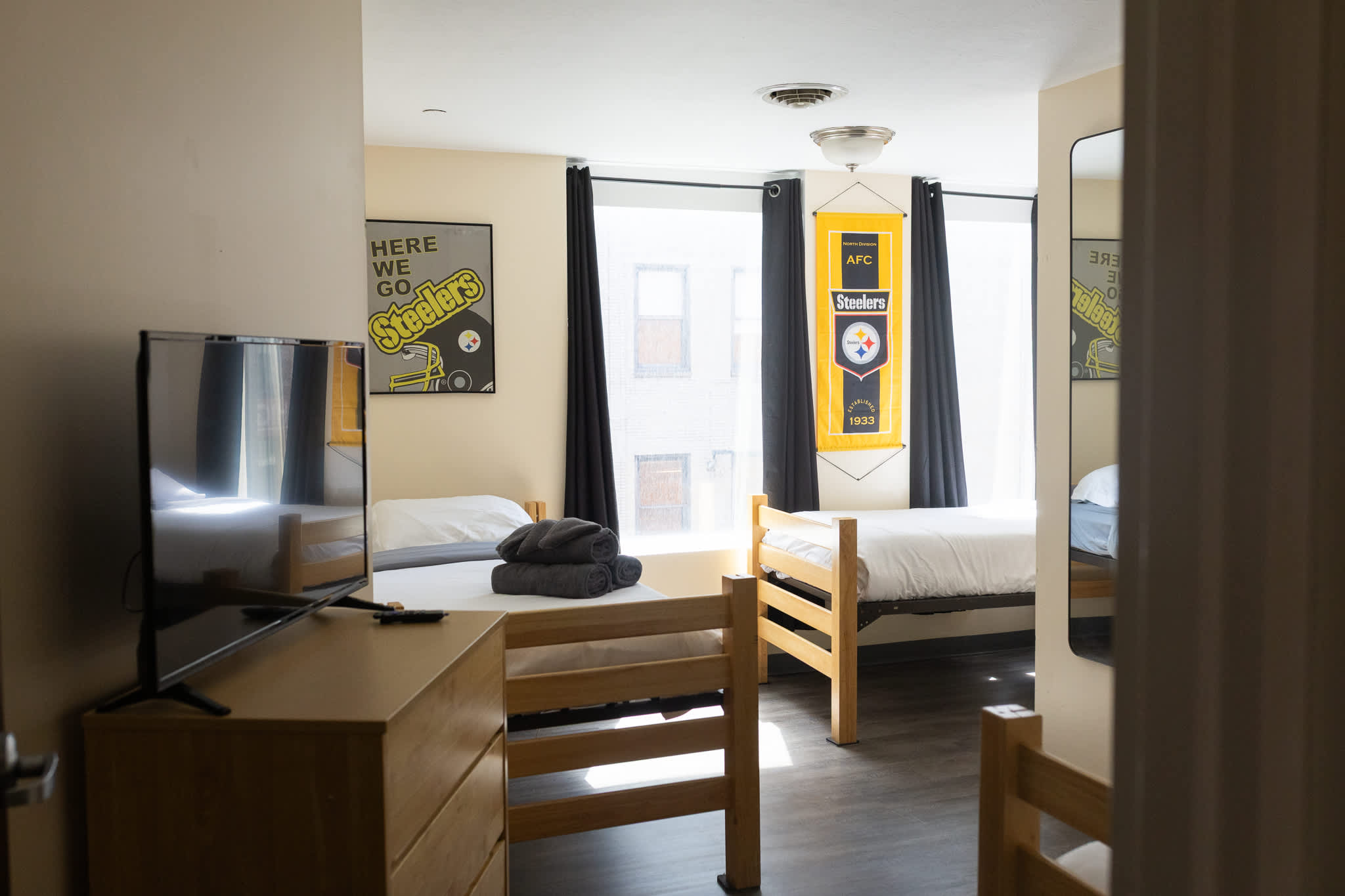 Cozy Downtown Pittsburgh Sports-Themed Efficiency Apt