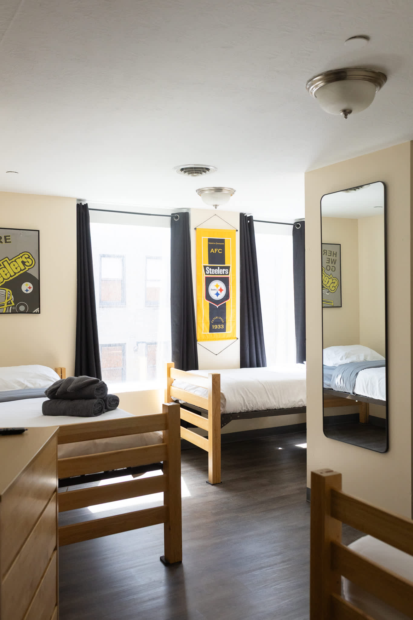 Cozy Downtown Pittsburgh Sports-Themed Efficiency Apt