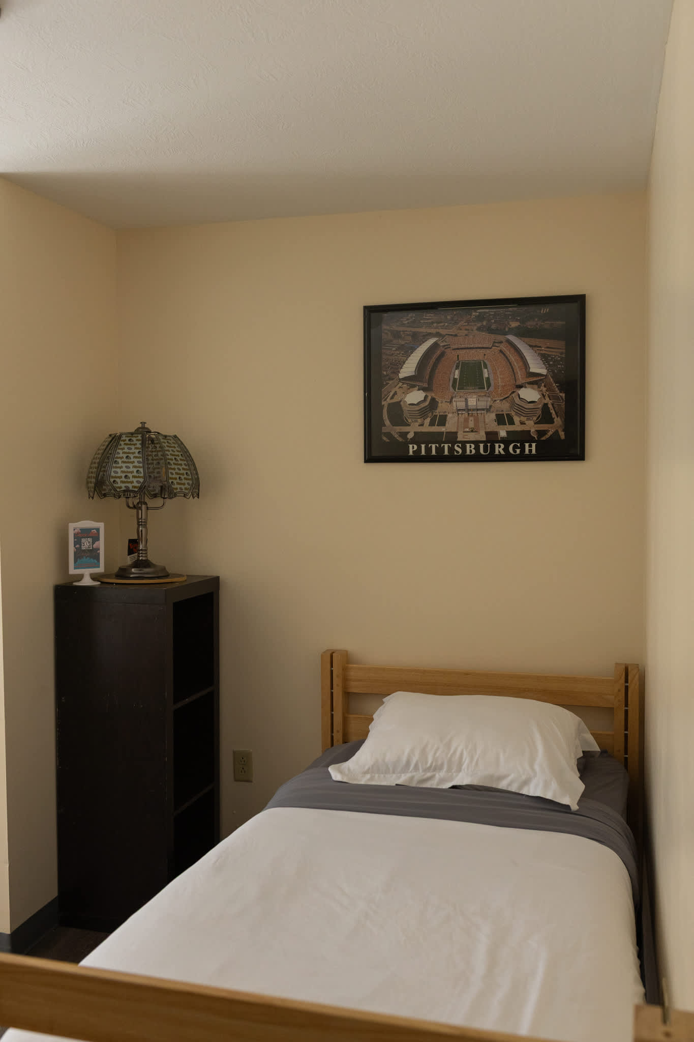 Cozy Downtown Pittsburgh Sports-Themed Efficiency Apt