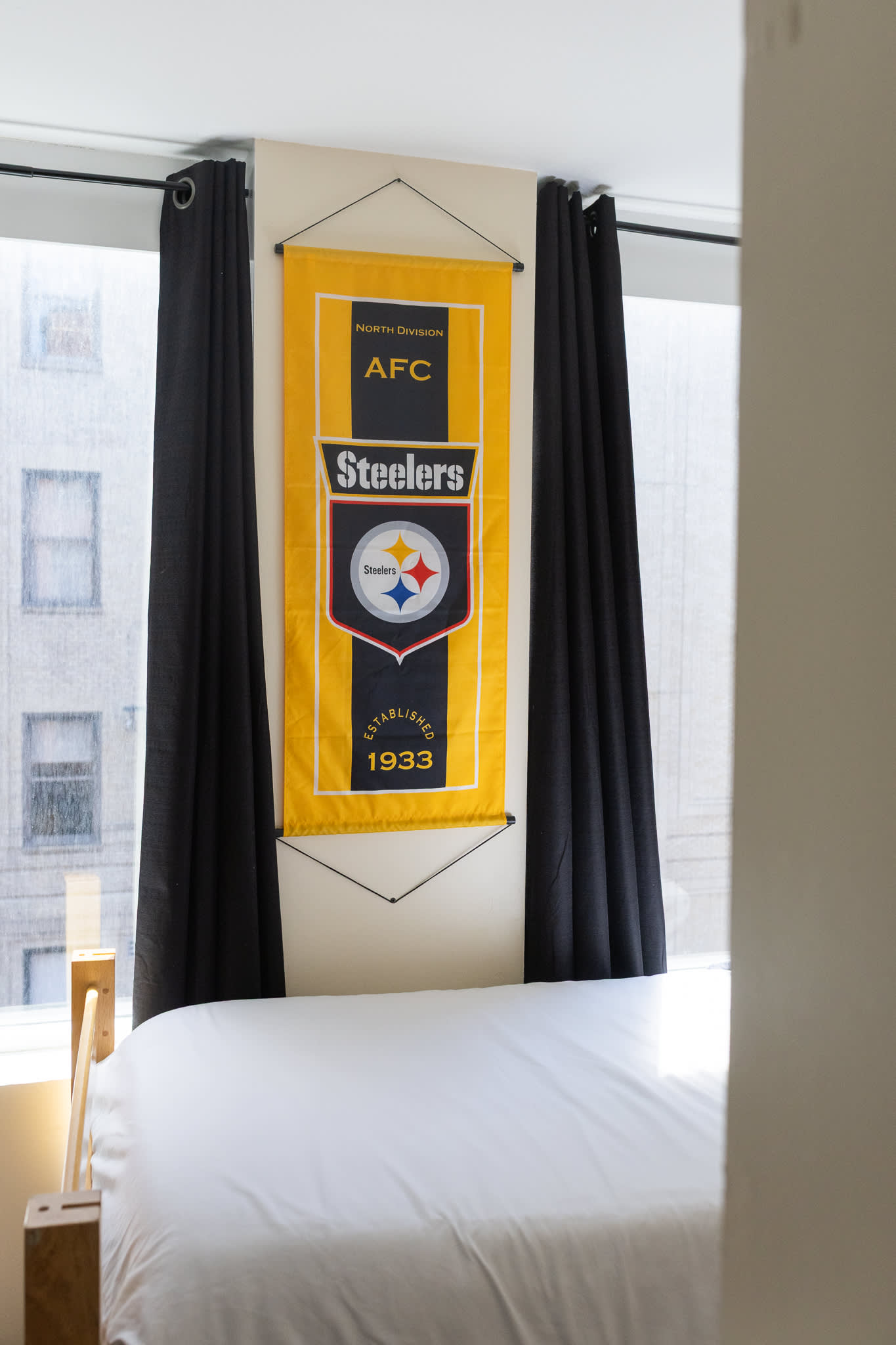 Cozy Downtown Pittsburgh Sports-Themed Efficiency Apt