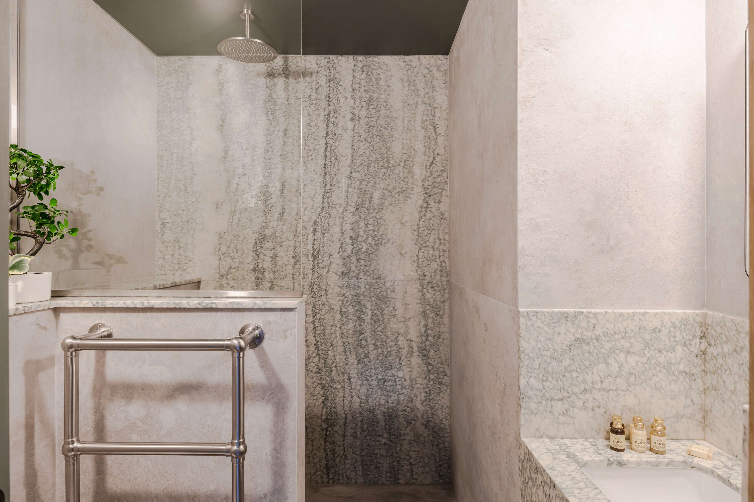 Top-Floor Soho Flat | AC | Sleeps 4 | Central Ldn in 18 Brewer Street, C W1F 0SG - Property image 8 - VivreStays