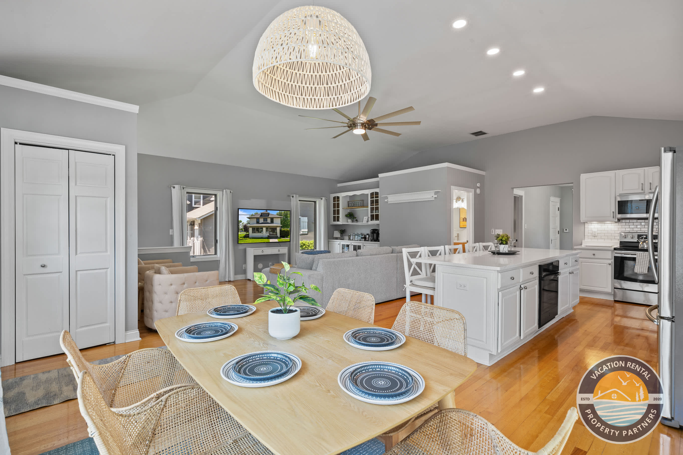 6BR Lake Geneva Estate Sleeps 14 Golf Family