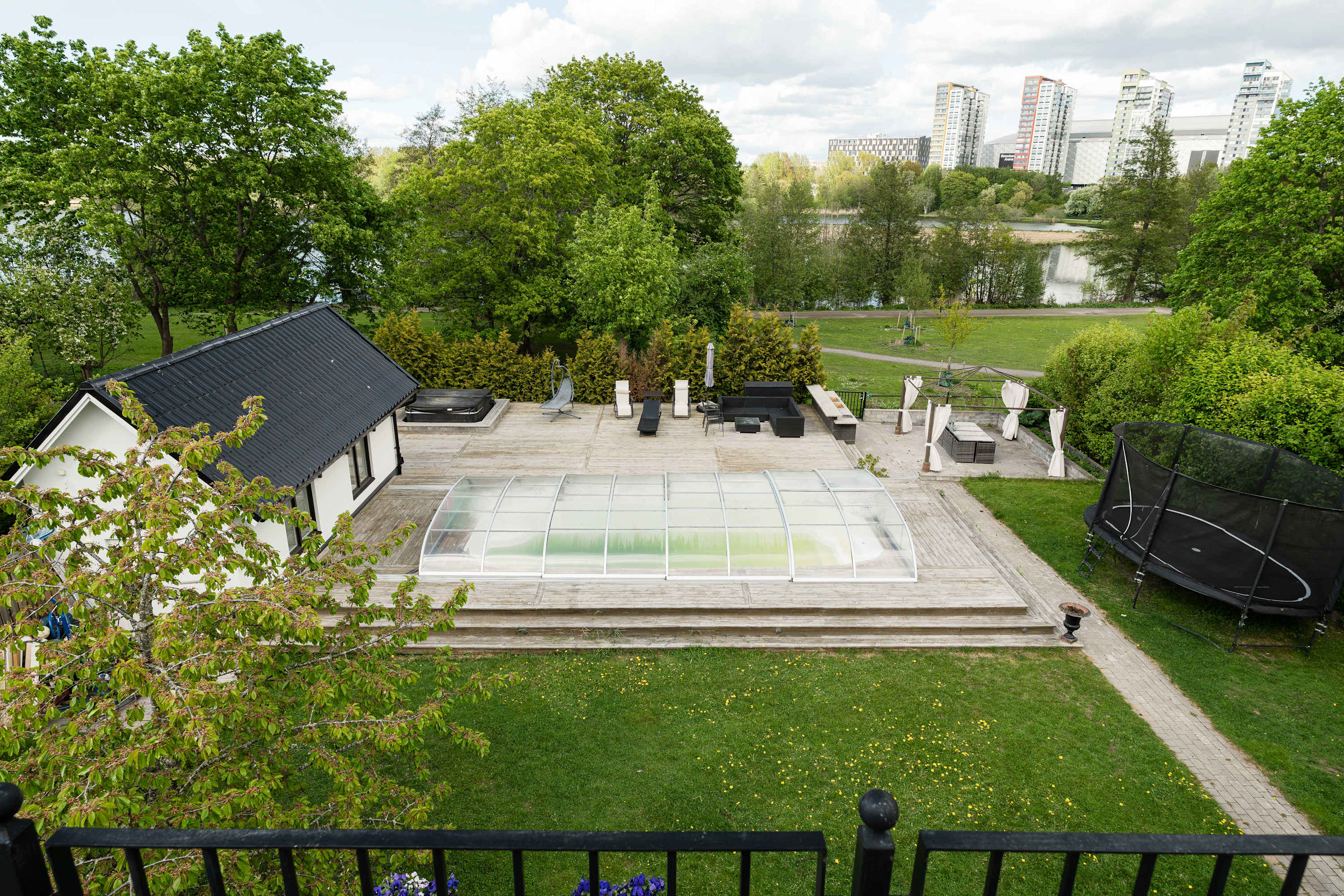 Luxury Villa Solna, Private Pool, Lake View, 300Sq