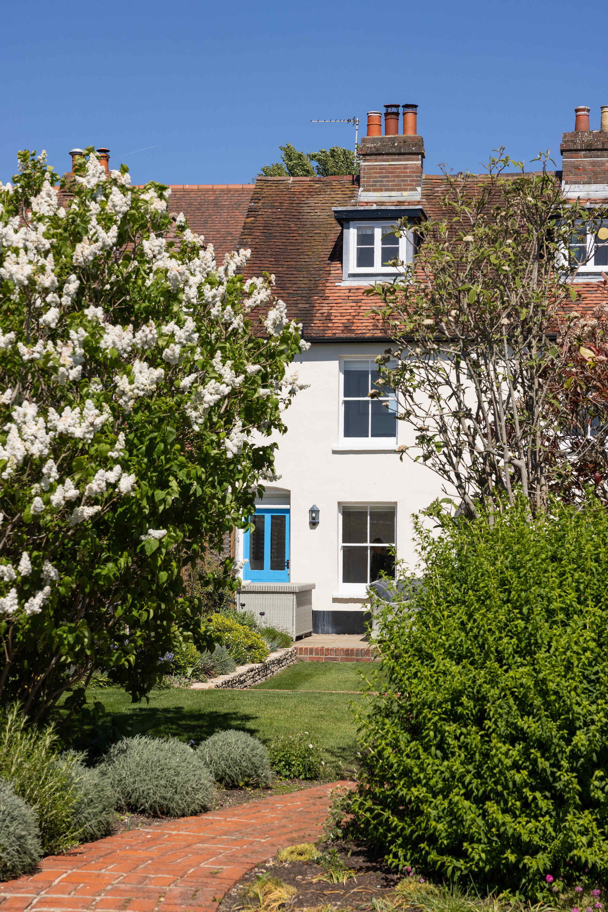Charming sea-facing frontage through the garden