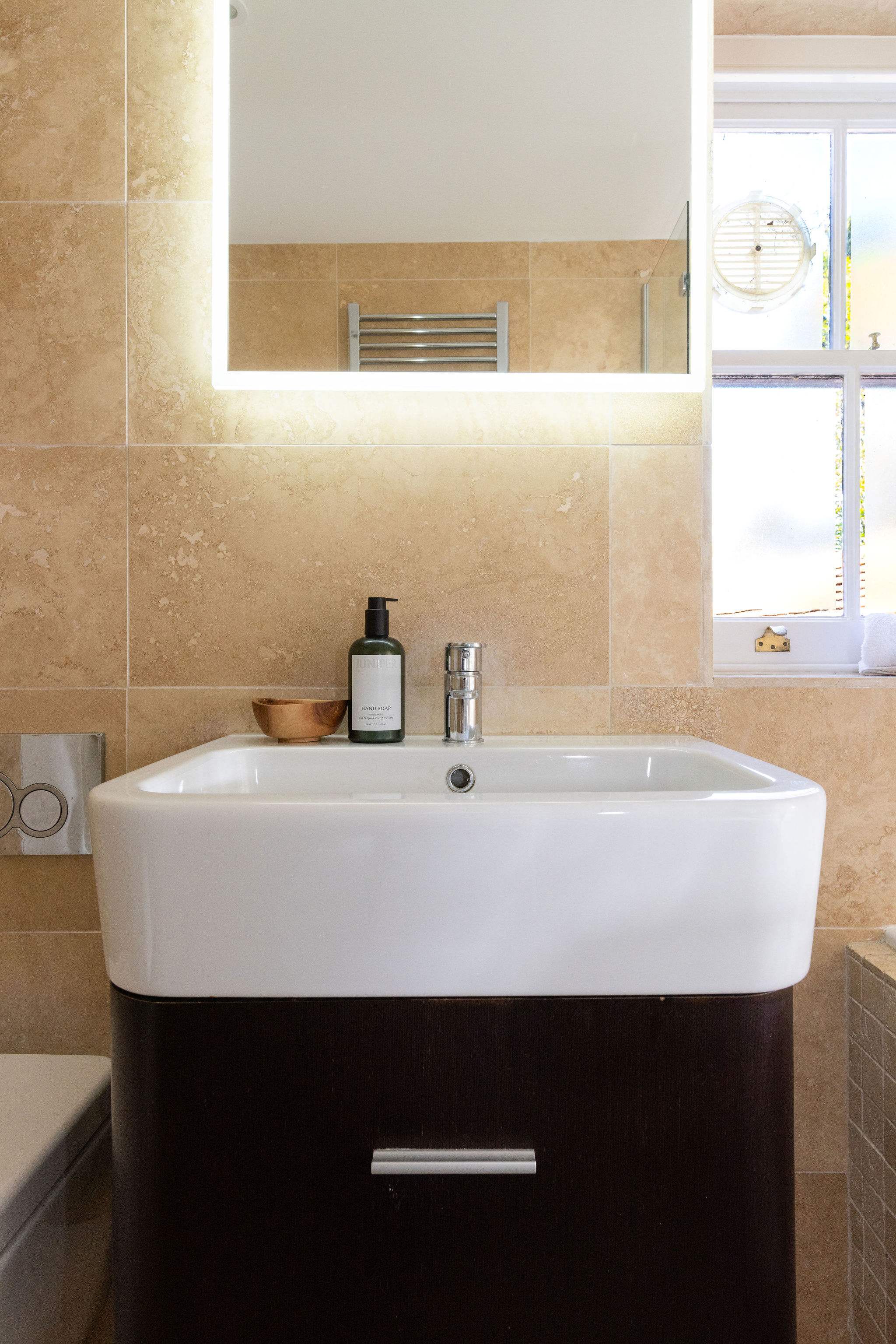 Freshen up in calm, spa-like style