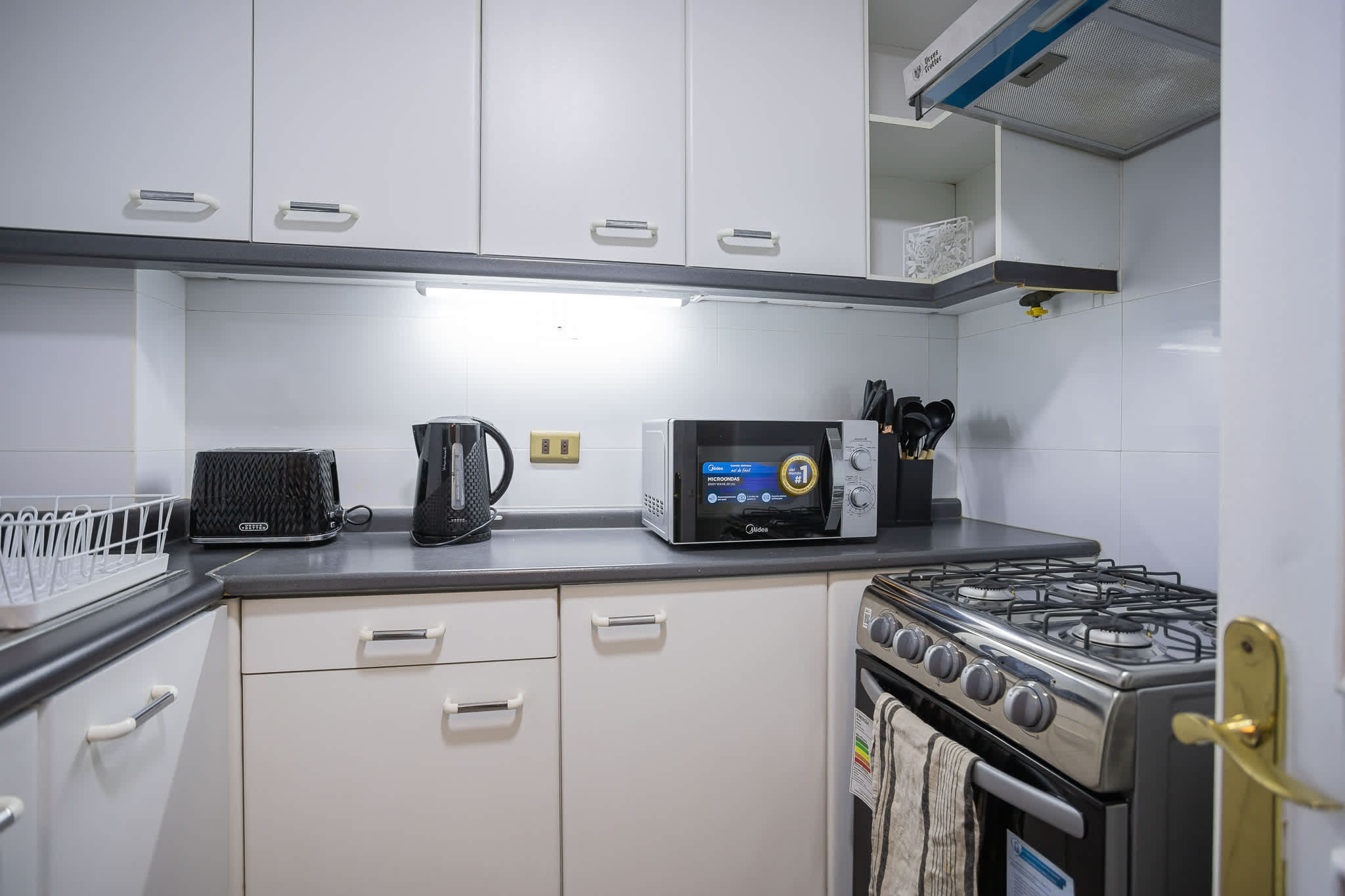 Modern and fully equipped kitchen with essential appliances for a comfortable stay.