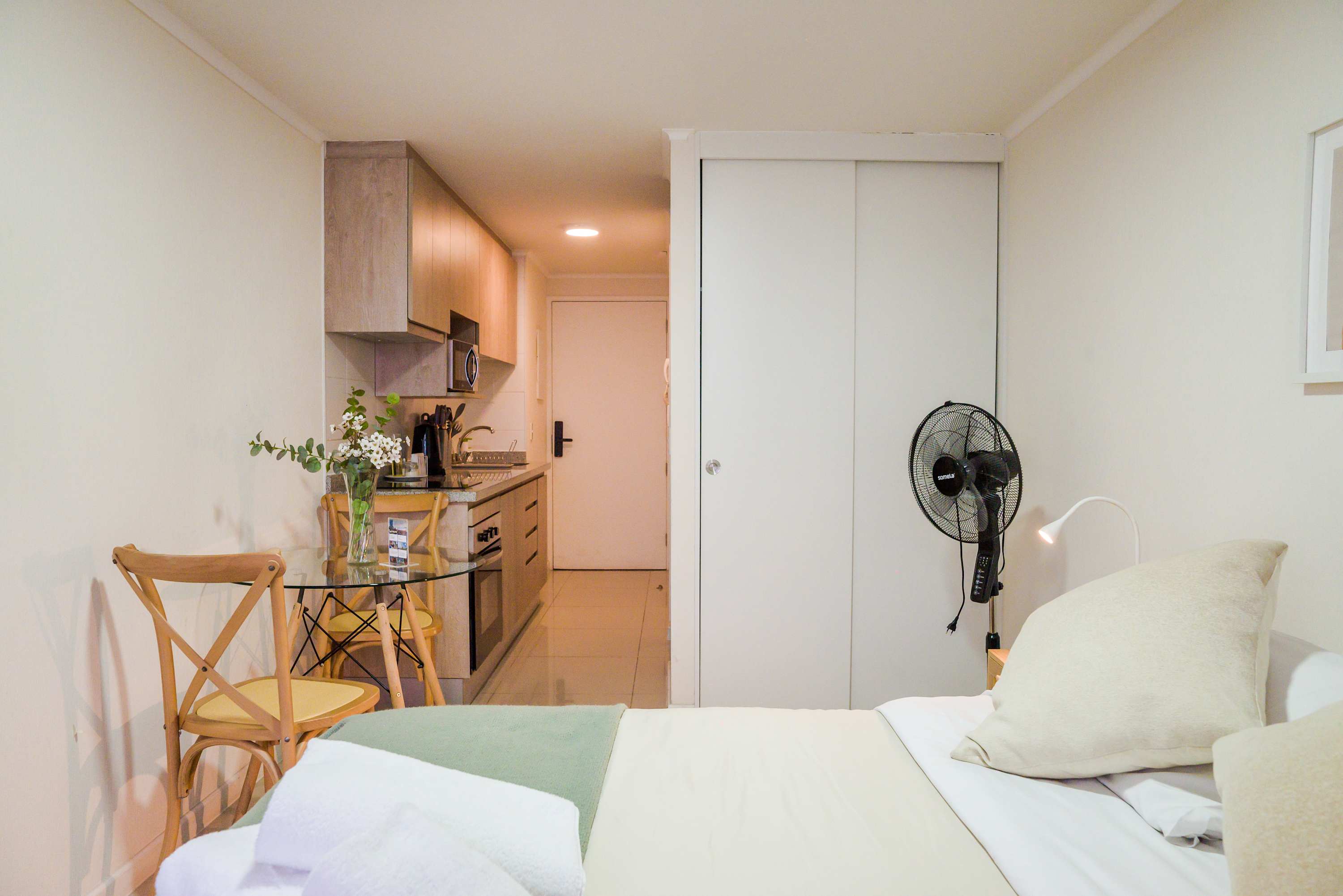 Cozy studio apartment with a fully equipped kitchen and comfortable dining area, perfect for a relaxing stay in the heart of the city.
