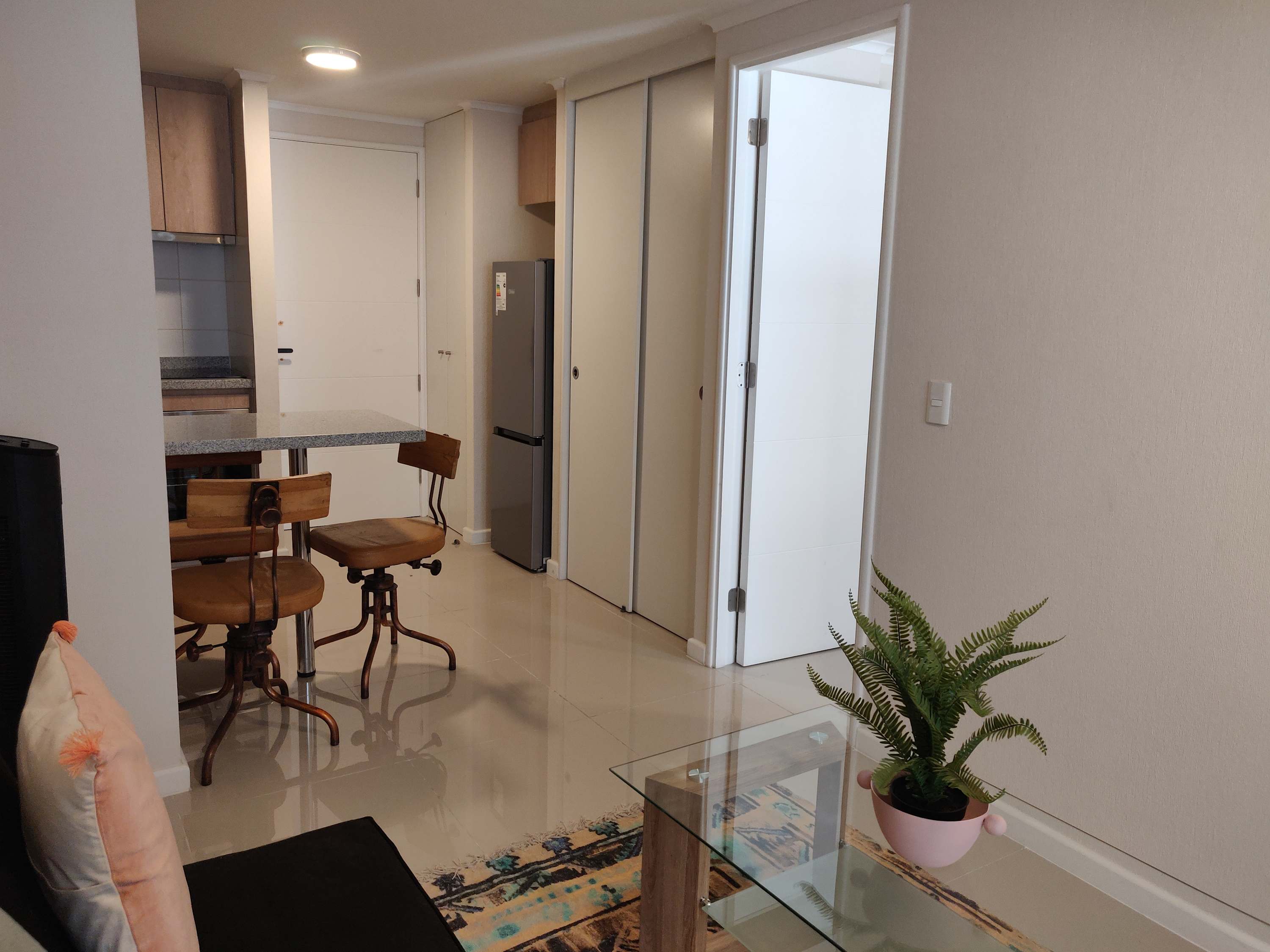 Cozy and functional apartment with a modern kitchen and inviting dining area, perfect for a comfortable stay.