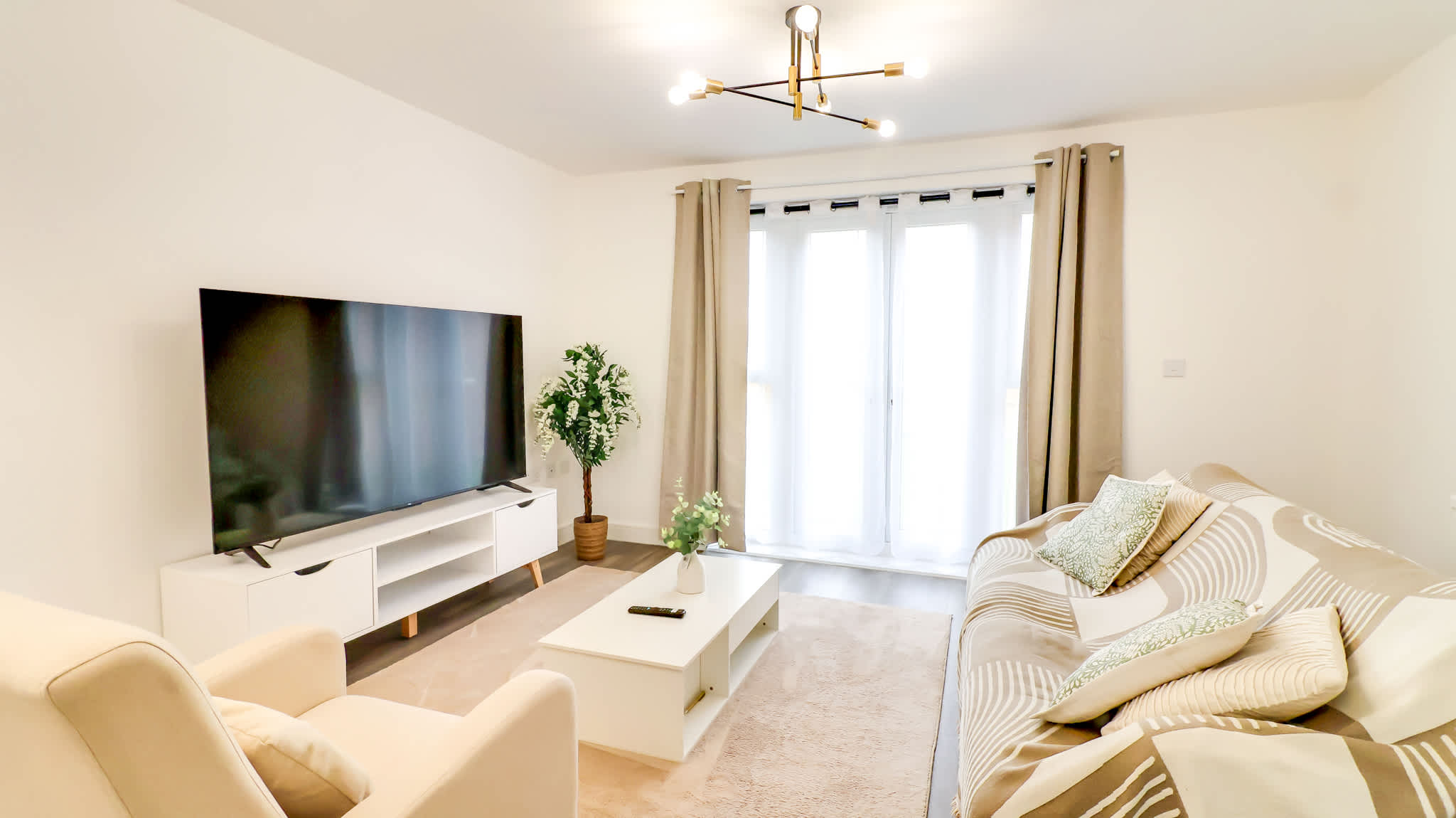 Modern Home In Stockton-on-Tees, Parking & WiFi in Yarm Back Lane TS21 1AU - Property image 3 - VivreStays