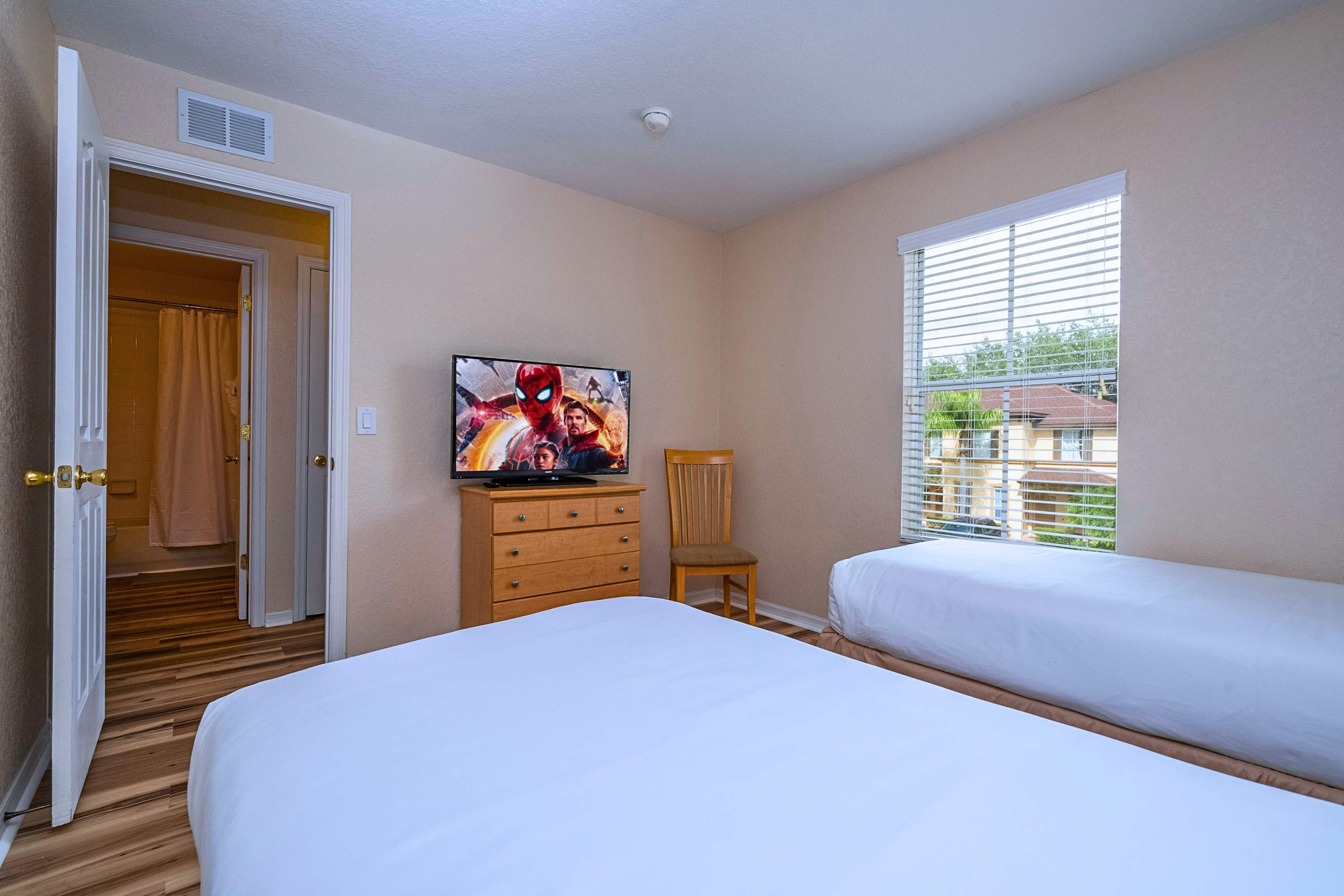 Spacious Family Home Near Disney with Parking | Photo 25