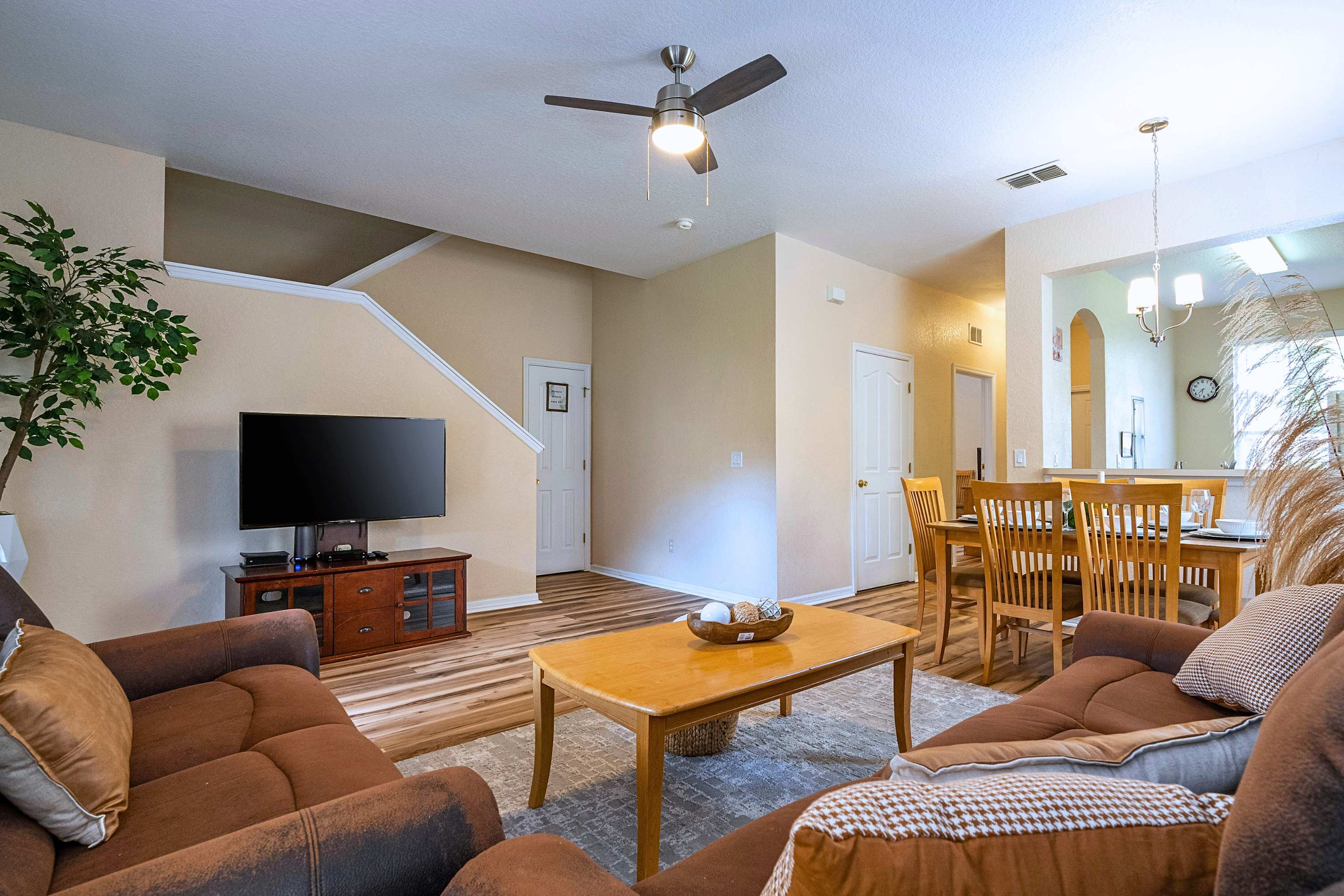 Spacious Family Home Near Disney with Parking