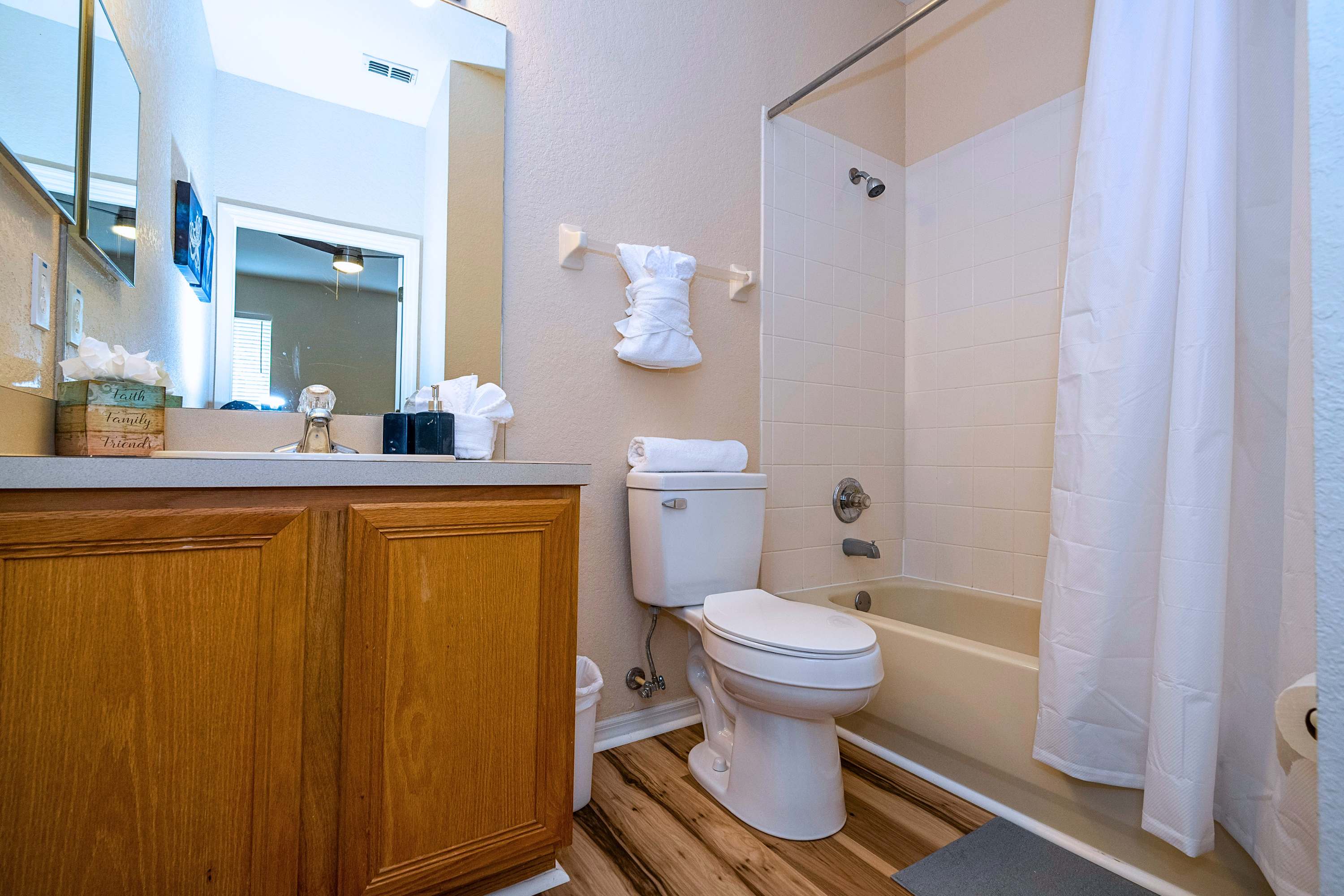 Spacious Family Home Near Disney with Parking | Photo 31