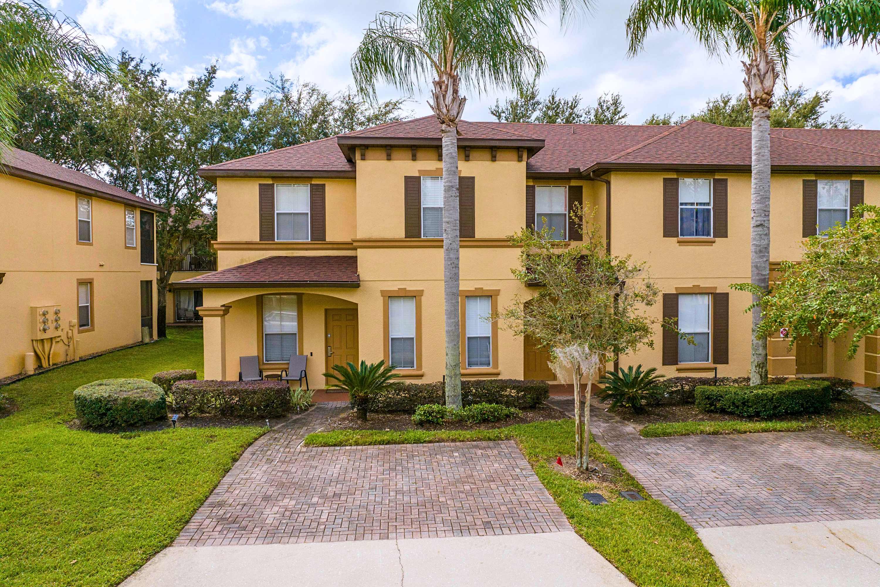 Spacious Family Home Near Disney with Parking | Photo 38
