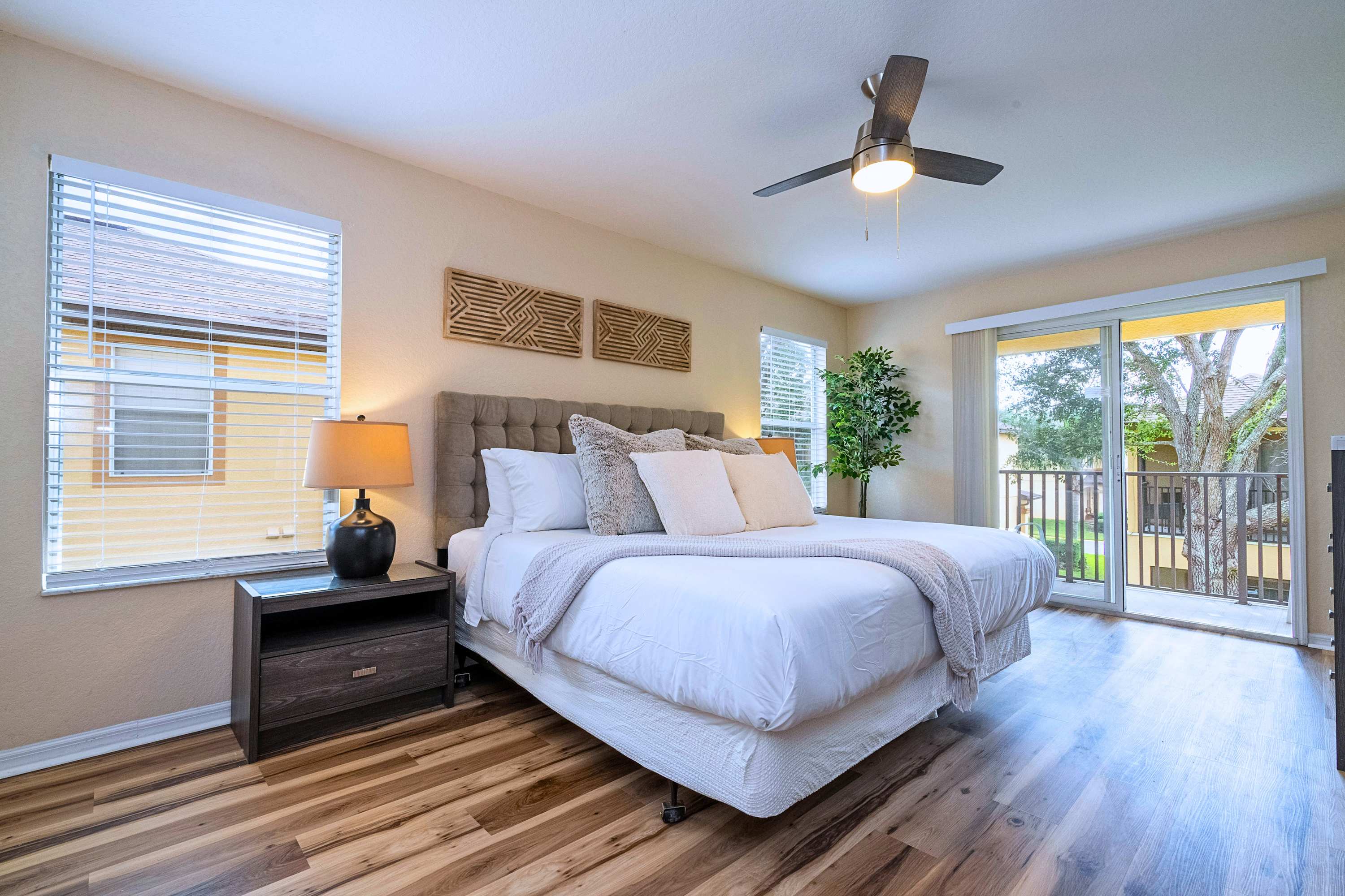 Spacious Family Home Near Disney with Parking | Photo 2