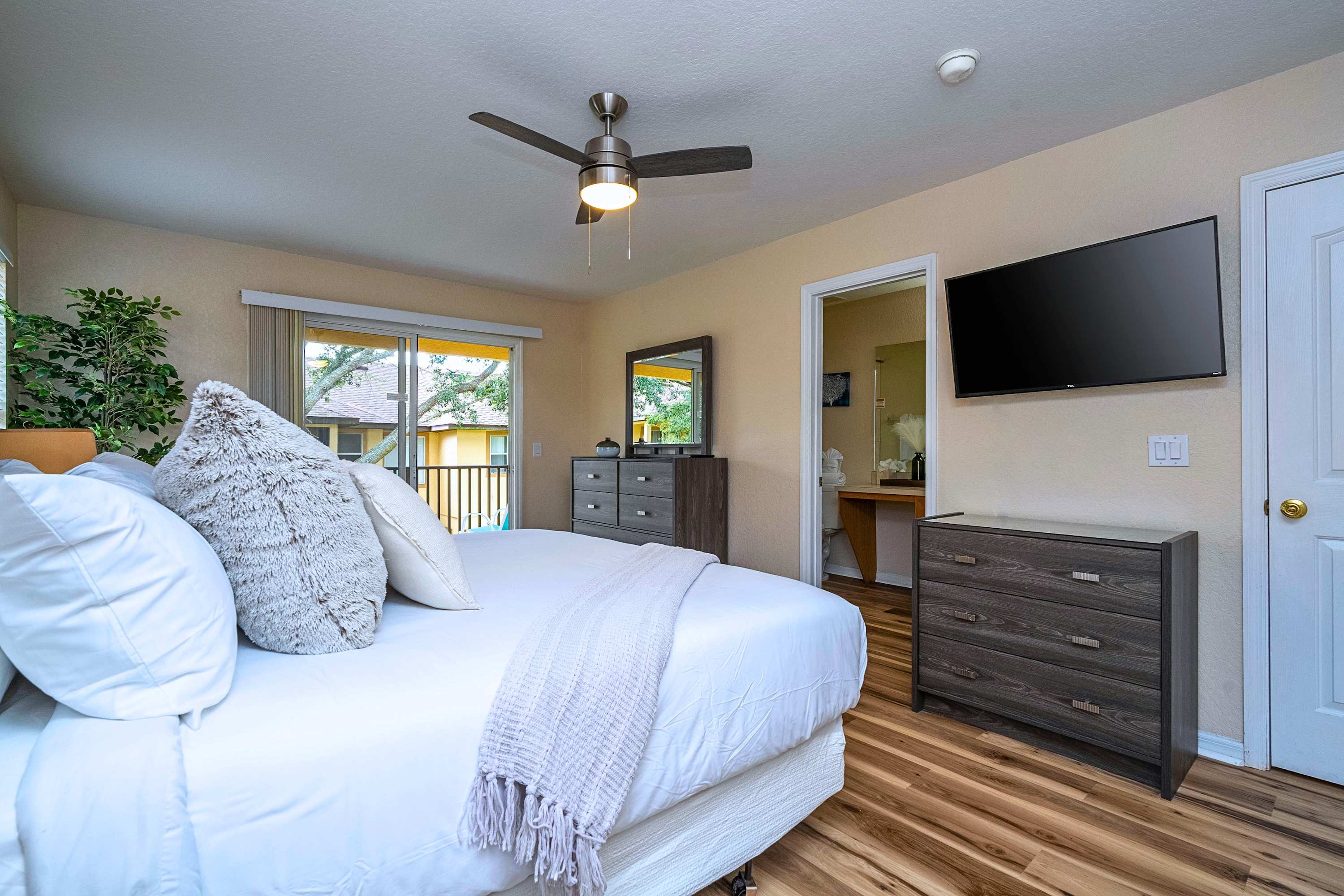 Spacious Family Home Near Disney with Parking | Photo 16