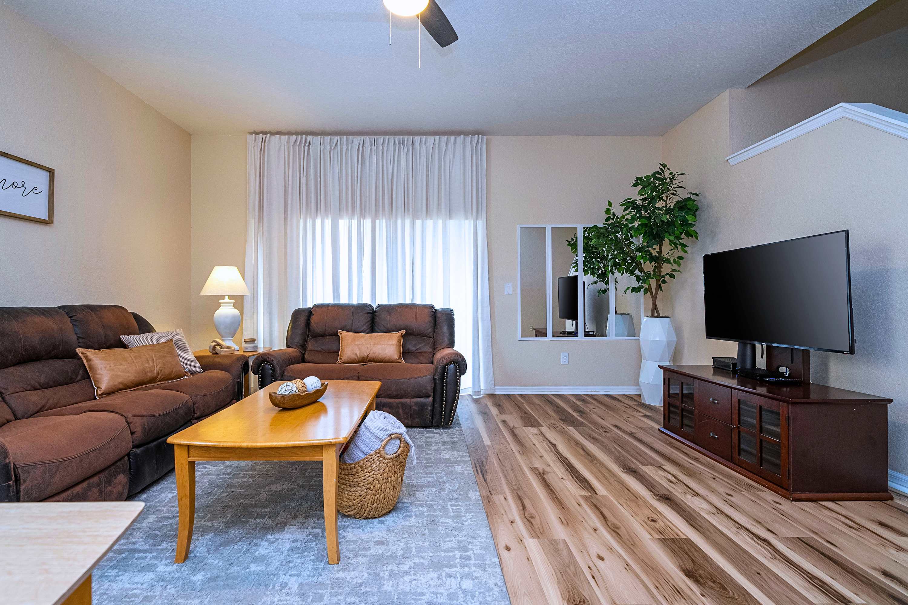 Spacious Family Home Near Disney with Parking | Photo 14