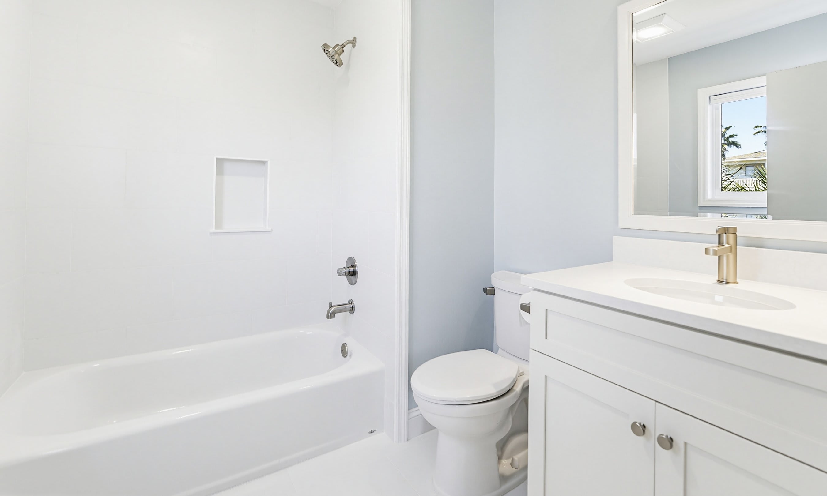 Guest En Suite Bathroom with Tub / Shower Combo