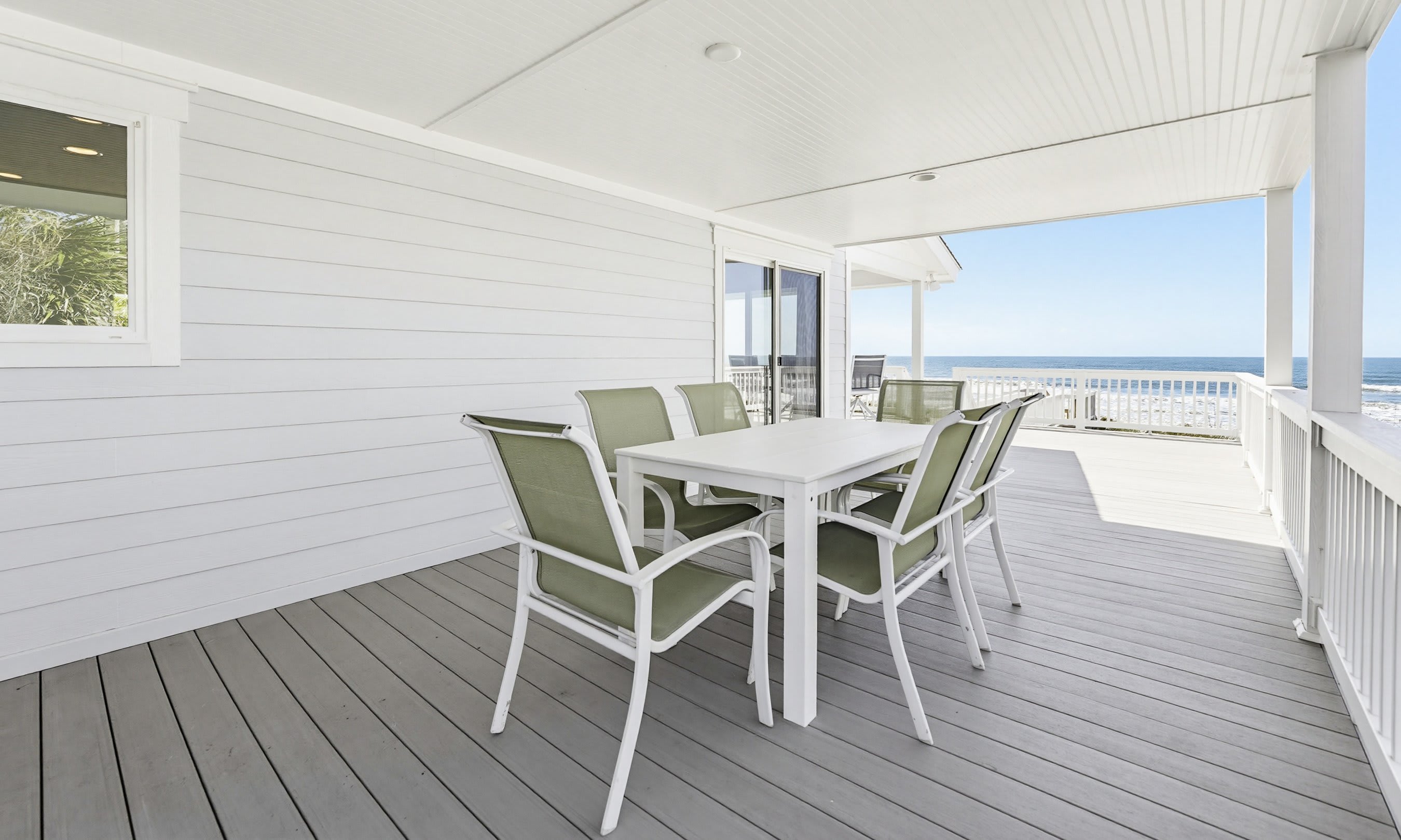 Wraparound Deck - Outdoor Table
