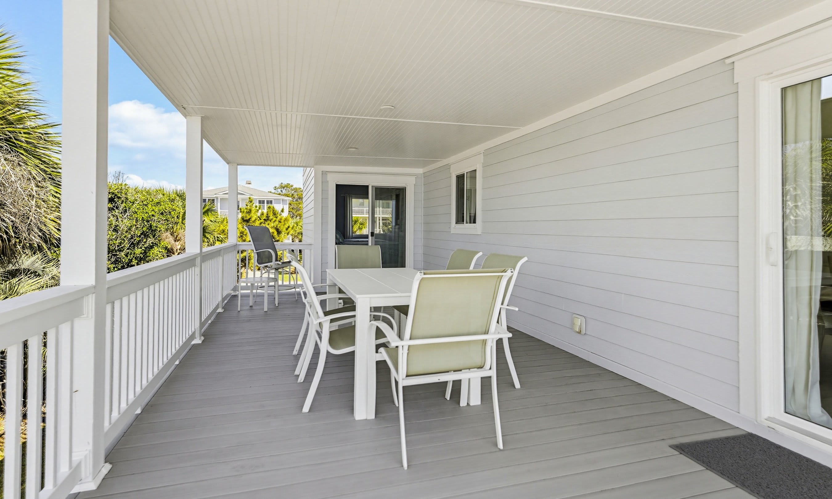 Wraparound Deck - Outdoor Table