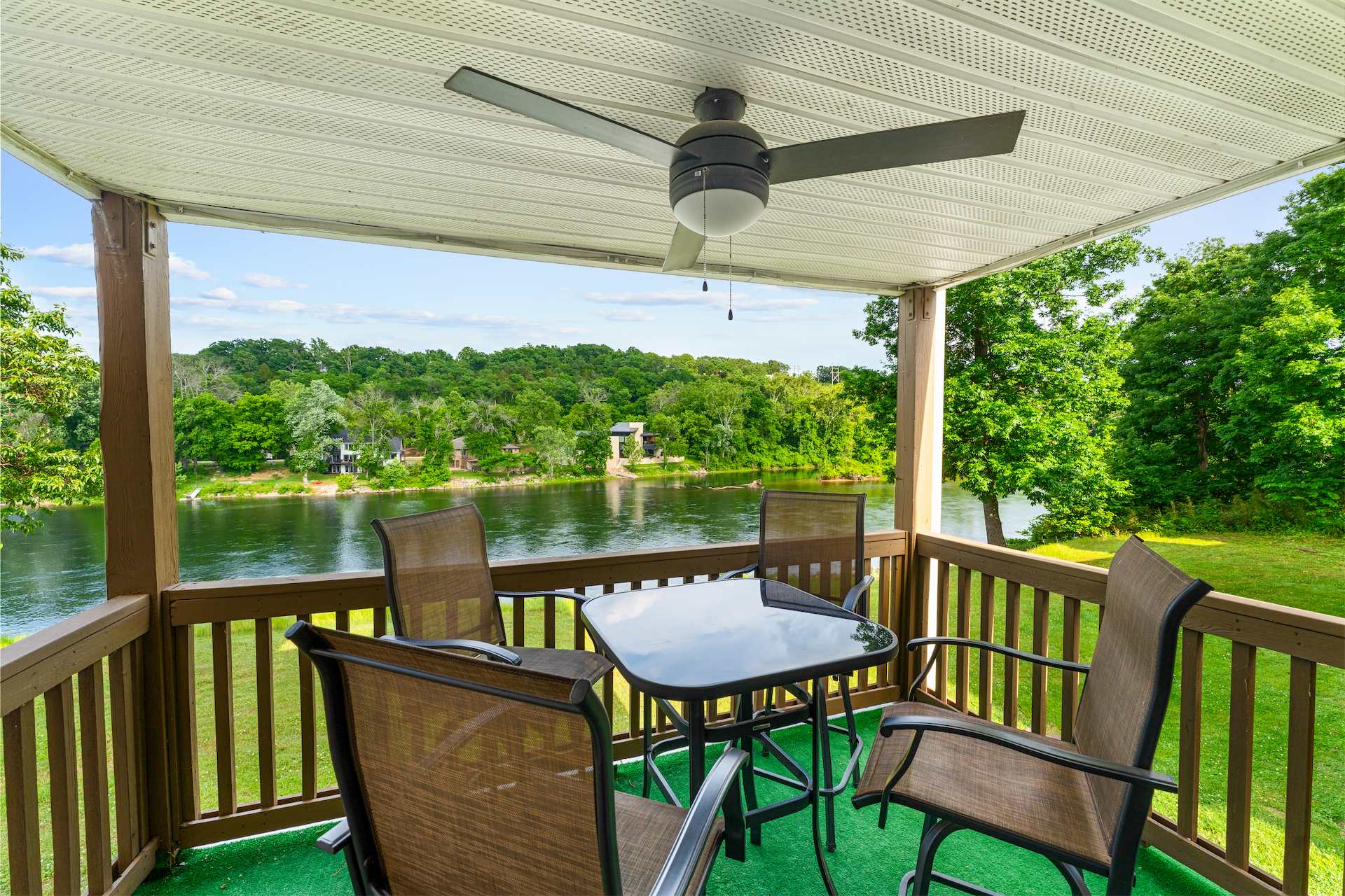 Enjoy amazing lake views