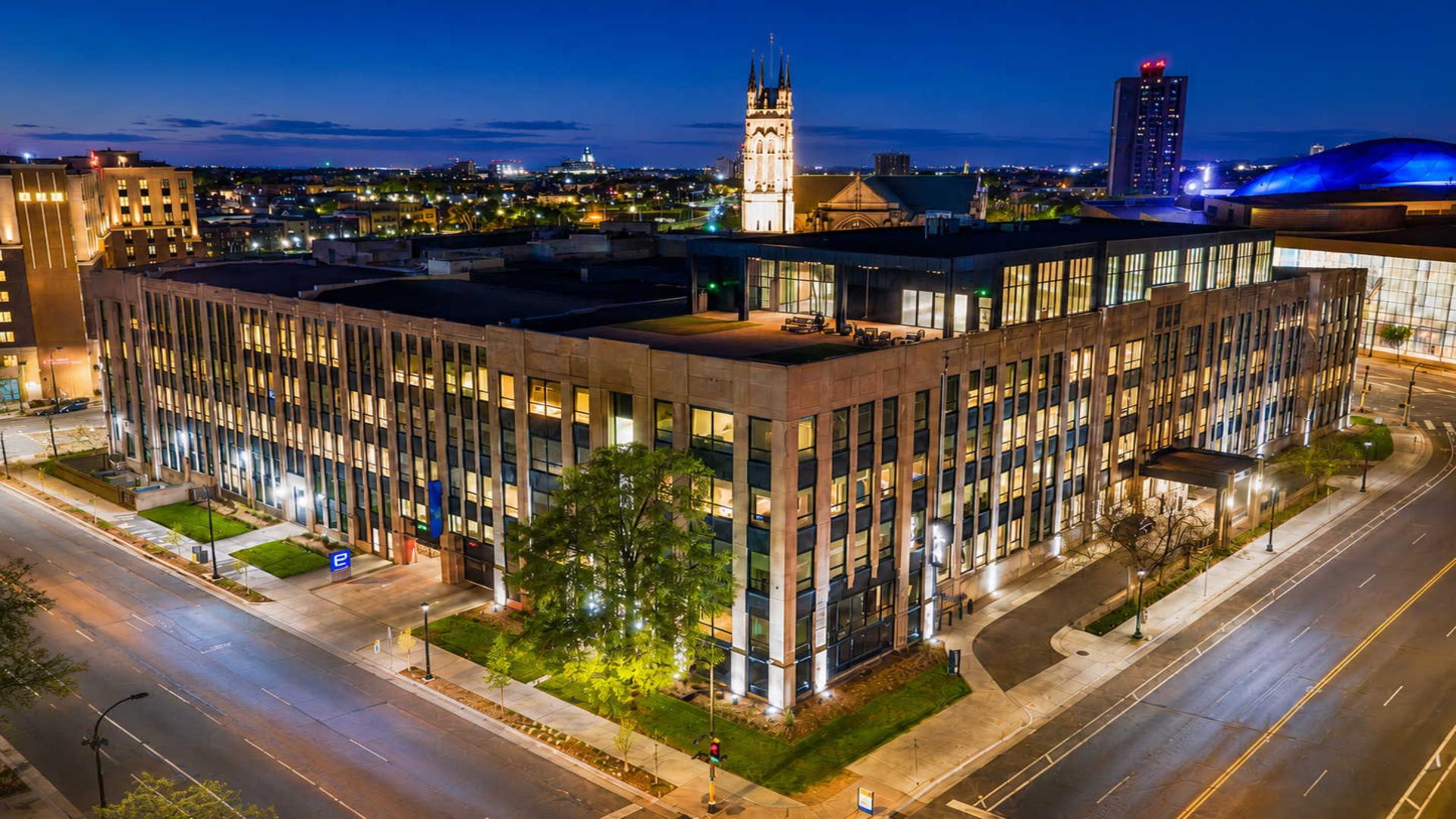 Roami at Century Plaza | 3BR Corner View Loft in Minneapolis, MN