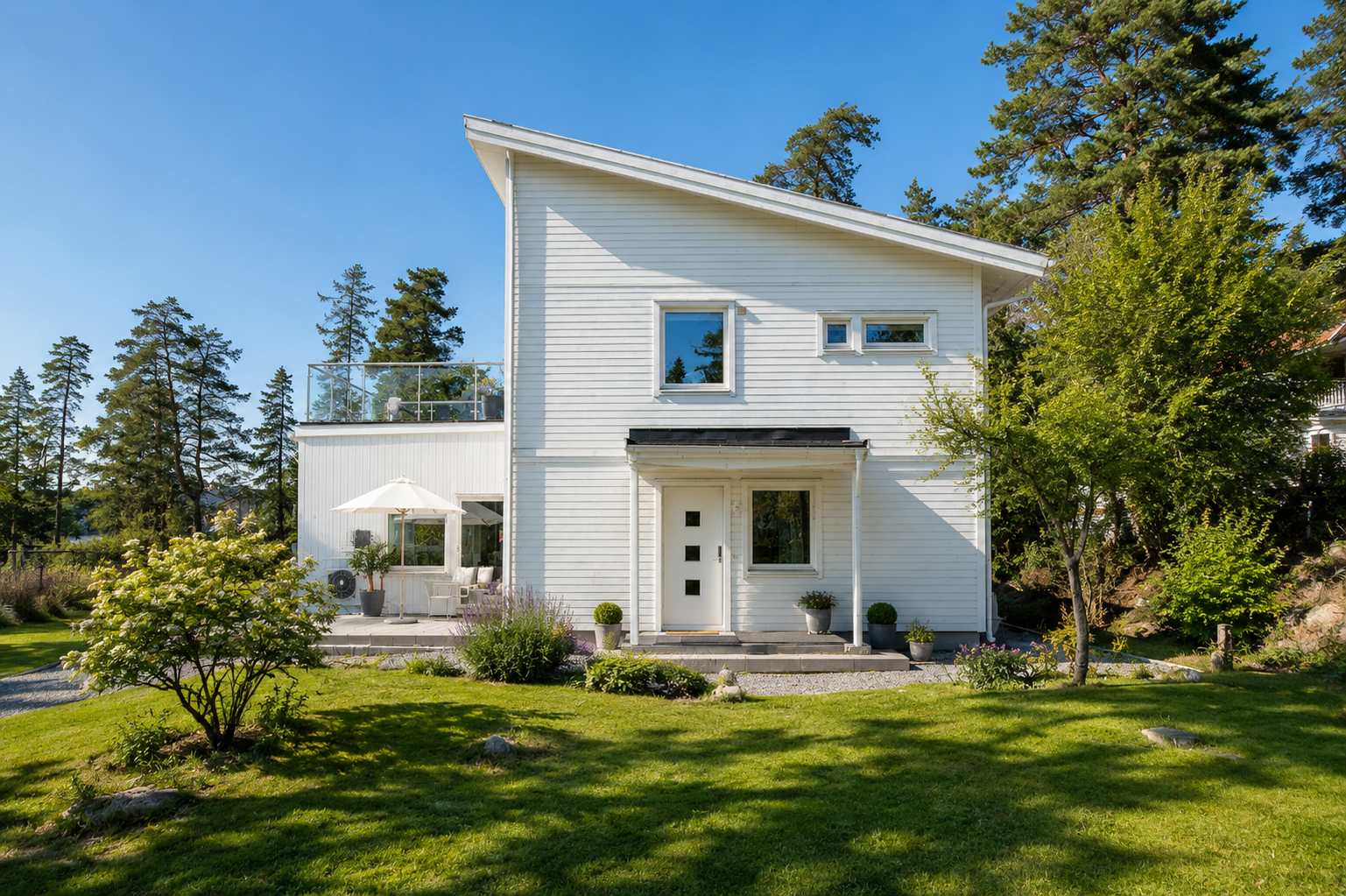 Lakefront Villa in Saltsjöbaden near Stockholm
