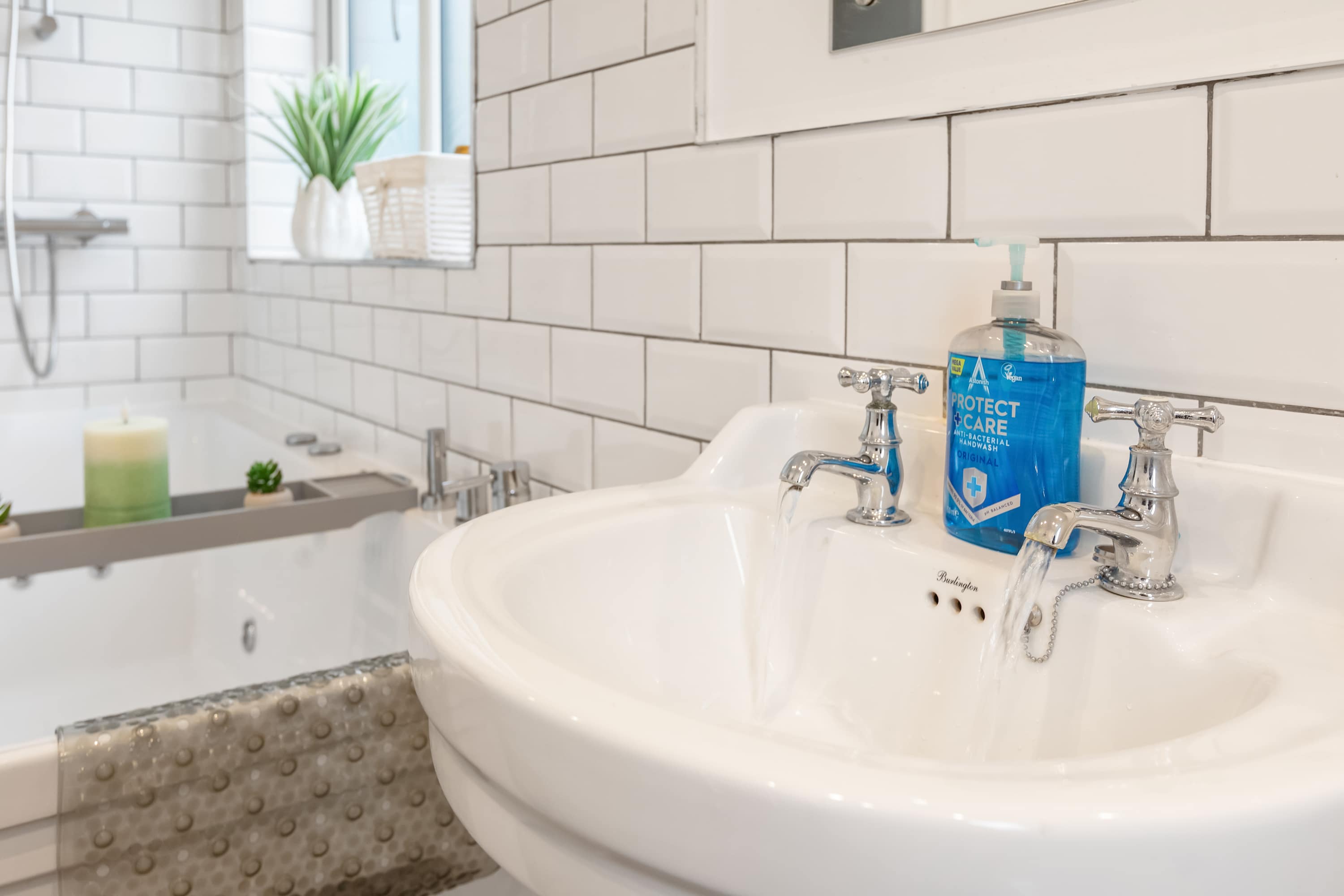 Jacuzzi | Flat |Airport |Alexandra | Christie Hosp in 64 Stockport Road SK8 2AF - Property image 31 - VivreStays