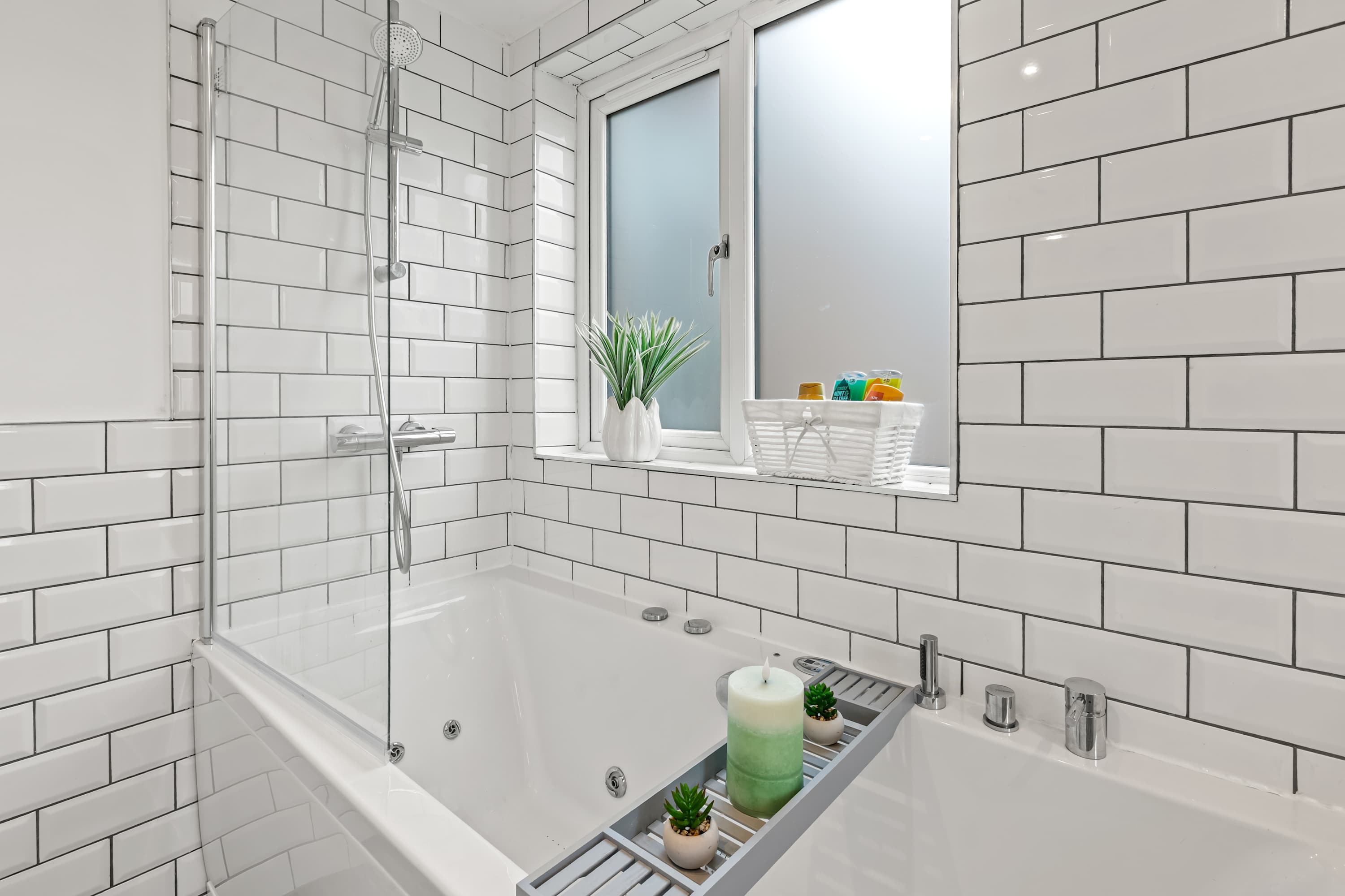 Jacuzzi | Flat |Airport |Alexandra | Christie Hosp in 64 Stockport Road SK8 2AF - Property image 5 - VivreStays