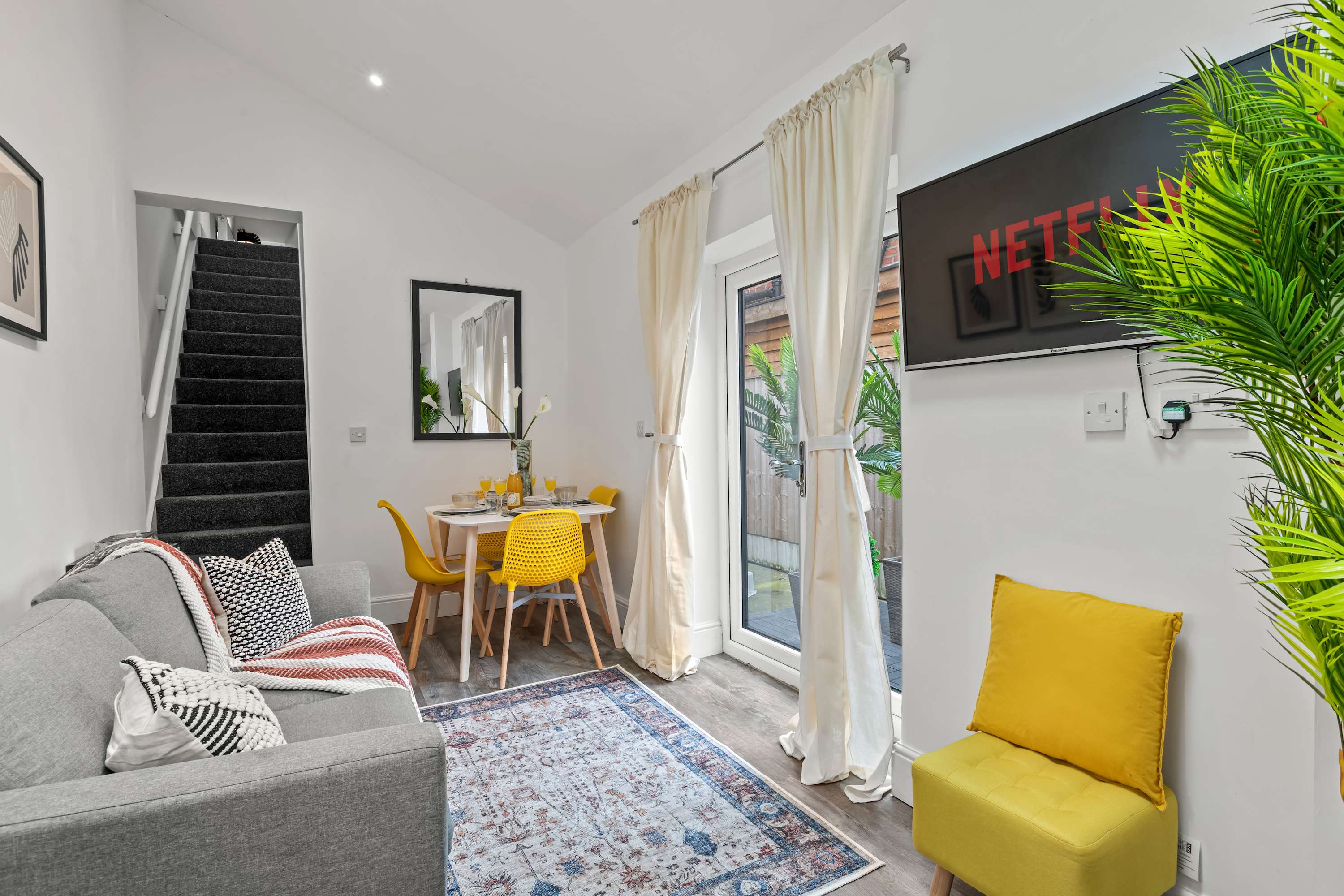 Jacuzzi | Flat |Airport |Alexandra | Christie Hosp in 64 Stockport Road SK8 2AF - Property image 3 - VivreStays