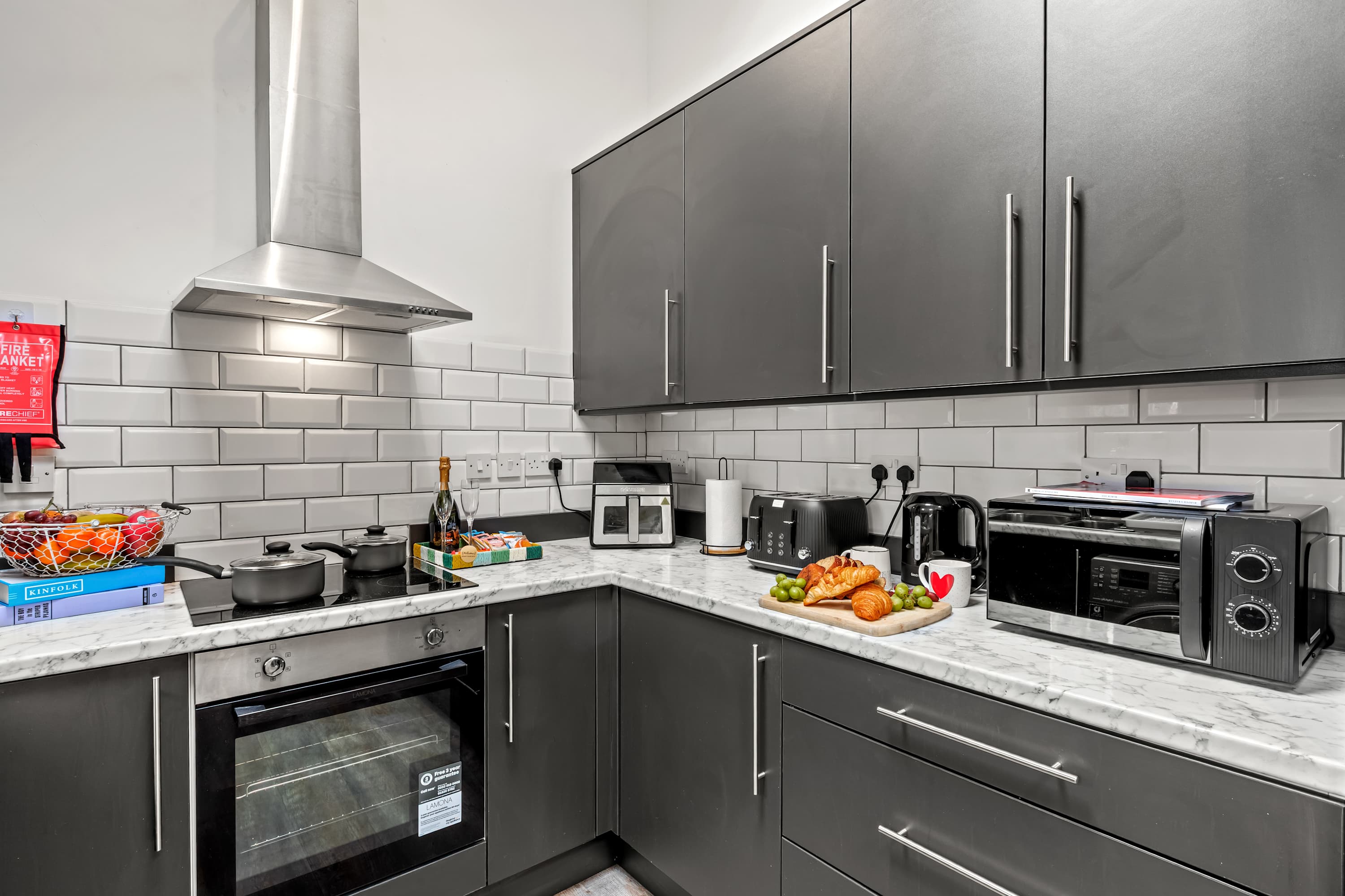 Jacuzzi | Flat |Airport |Alexandra | Christie Hosp in 64 Stockport Road SK8 2AF - Property image 9 - VivreStays