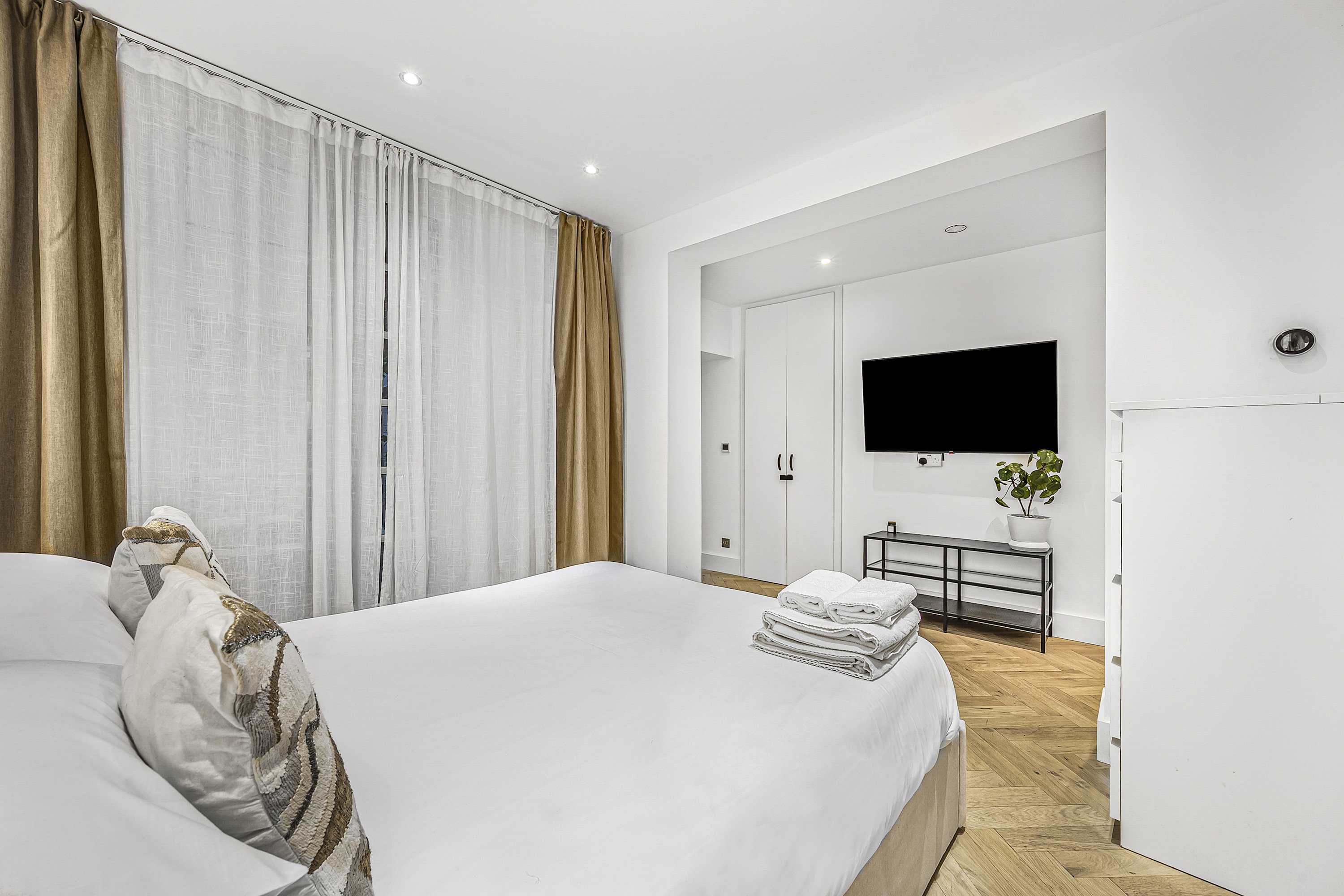 View 1-Bed Fitzrovia Flat | Private Patio, Sleeps 4 in Fitzroy Street, A W1T 1-Bed Fitzrovia Flat | Private Patio, Sleeps 4 in Fitzroy Street, A W1T - Property image 9 - VivreStays