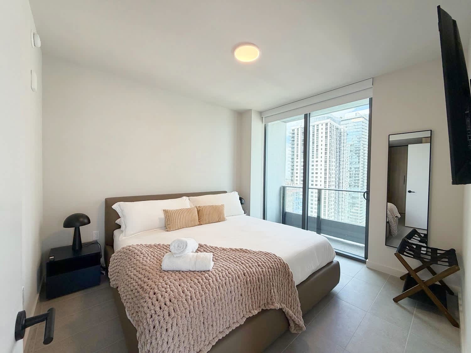 City Views! Heart of Downtown Condo - Roofpool