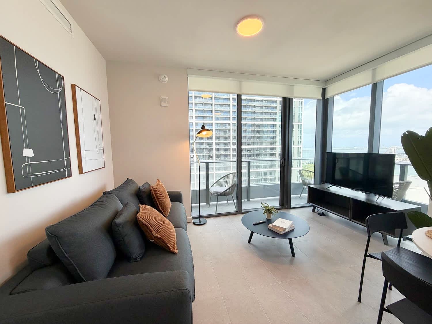 City Views! Heart of Downtown Condo - Roofpool