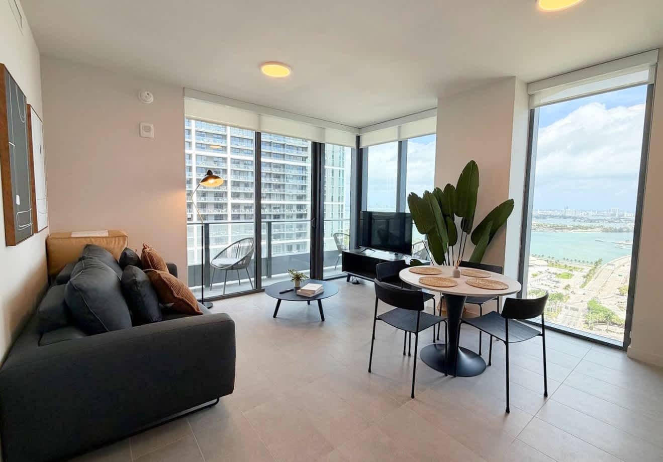 City Views! Heart of Downtown Condo - Roofpool