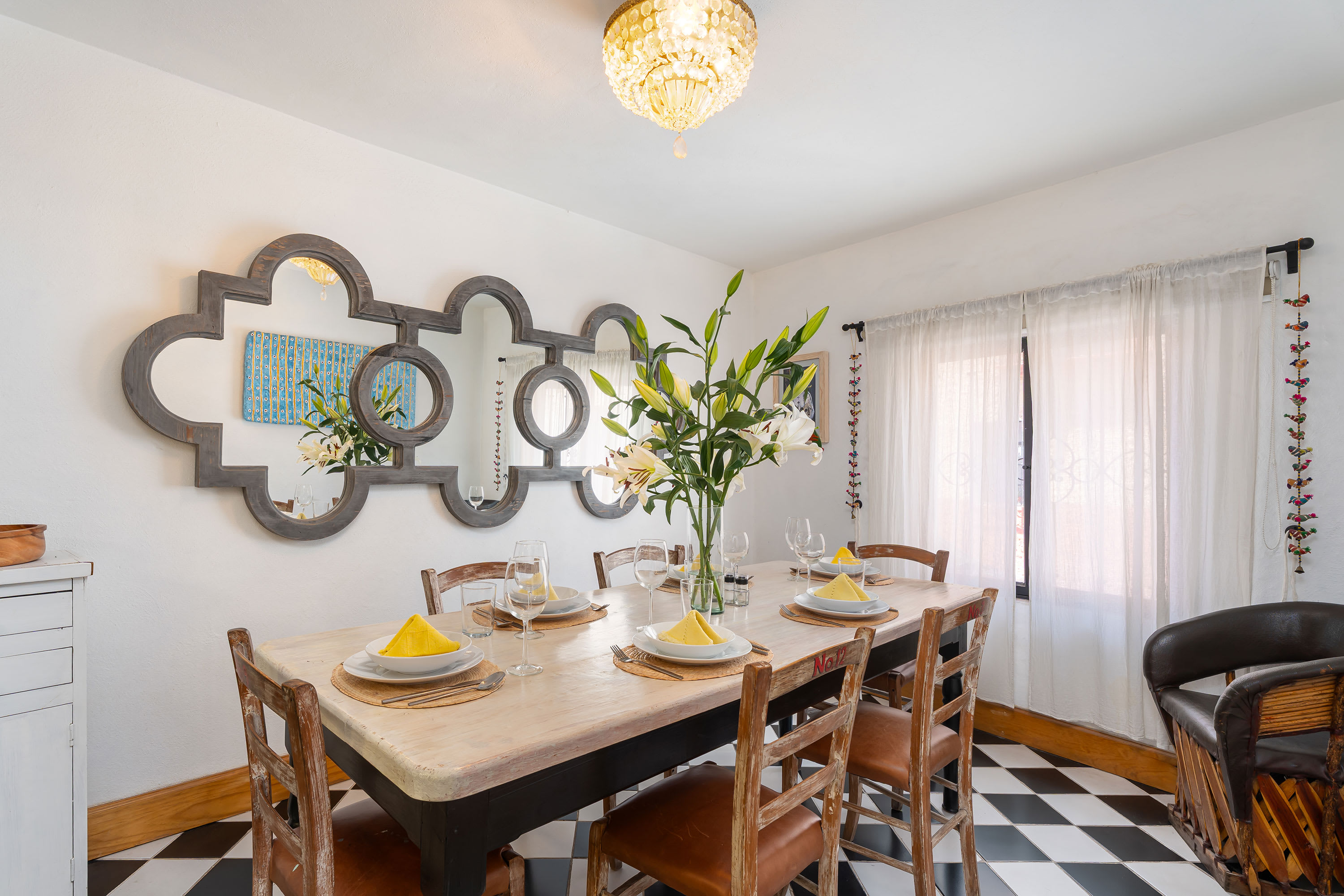 The Bird House, 2BR Artistic Retreat for Creatives