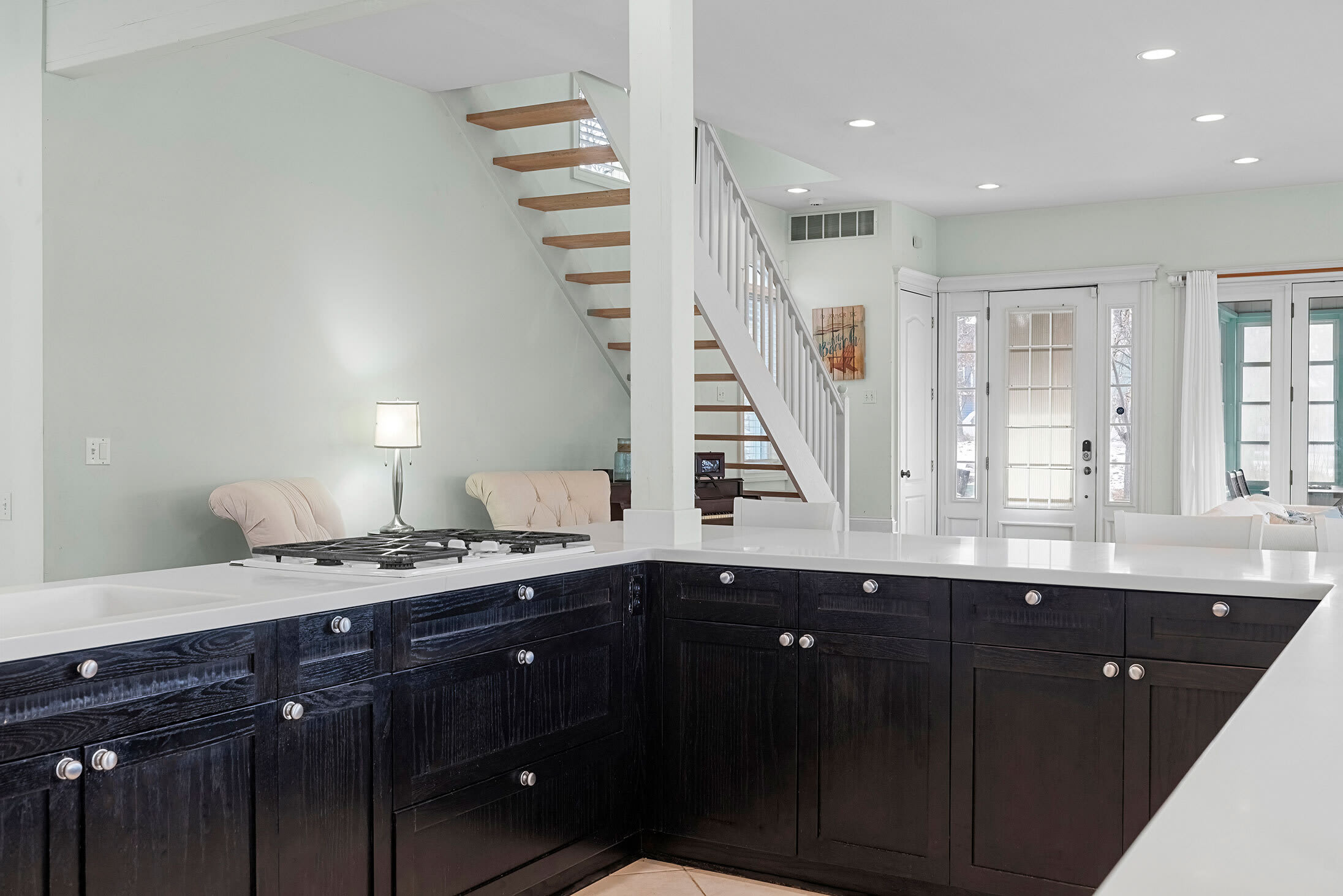 A generous kitchen where cooking stays social and everything flows.