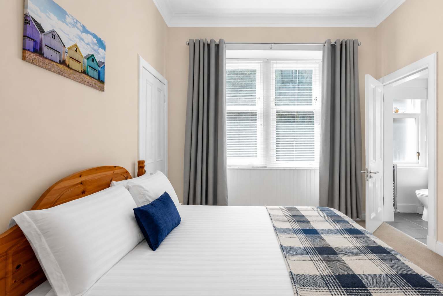 Seafront Village Apartment with Panoramic Views in Flat 1/2 Marine Road 25 PA20 0LL - Property image 9 - VivreStays